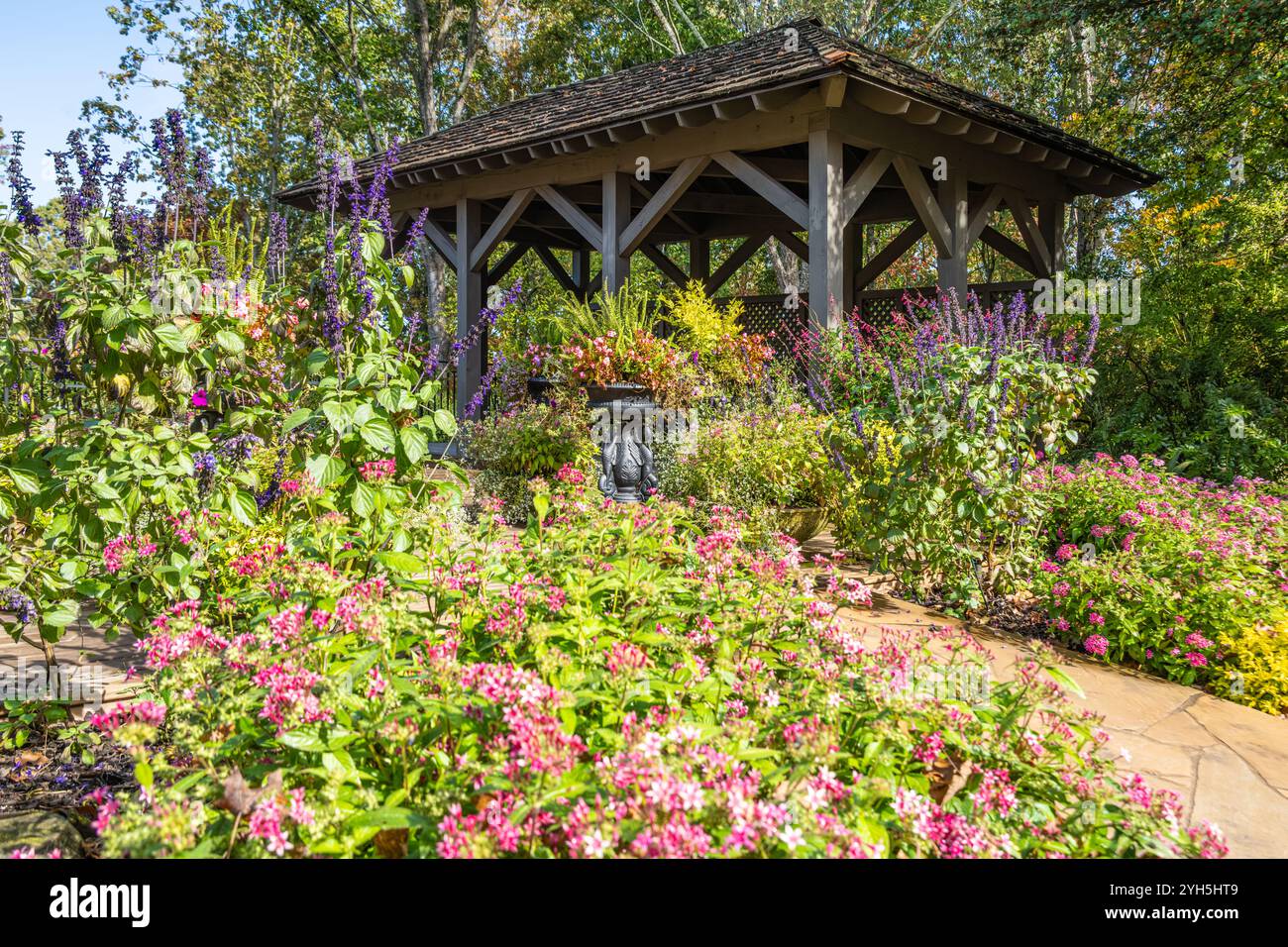 Herrenhaus Gazebo Garden in den erstklassigen Gibbs Gardens auf Ball Ground, Georgia. (USA) Stockfoto