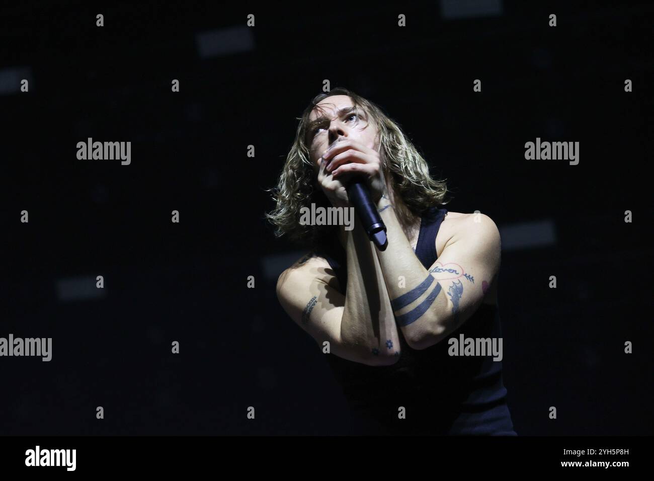 London, Großbritannien. Samstag, 9. November 2024. Ryan Potter von der englischen Indie-Rockband The Hunna tritt in der OVO Arena Wembley auf. Quelle: Katie Collins/EMPICS/Alamy Live News Stockfoto