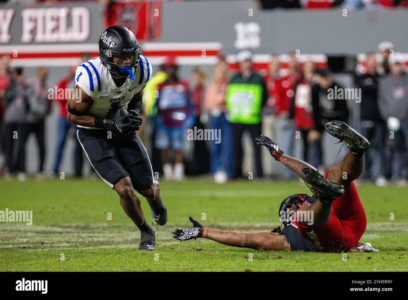 Raleigh, NC, USA. November 2024. Duke Blue Devils Safety Terry Moore (1) fängt den Pass zum North Carolina State Wolfpack Tight End Justin Joly (15) während der zweiten Hälfte des NCAA-Fußballspiels im Carter-Finley Stadium in Raleigh, NC ab. (Scott Kinser/CSM). Quelle: csm/Alamy Live News Stockfoto