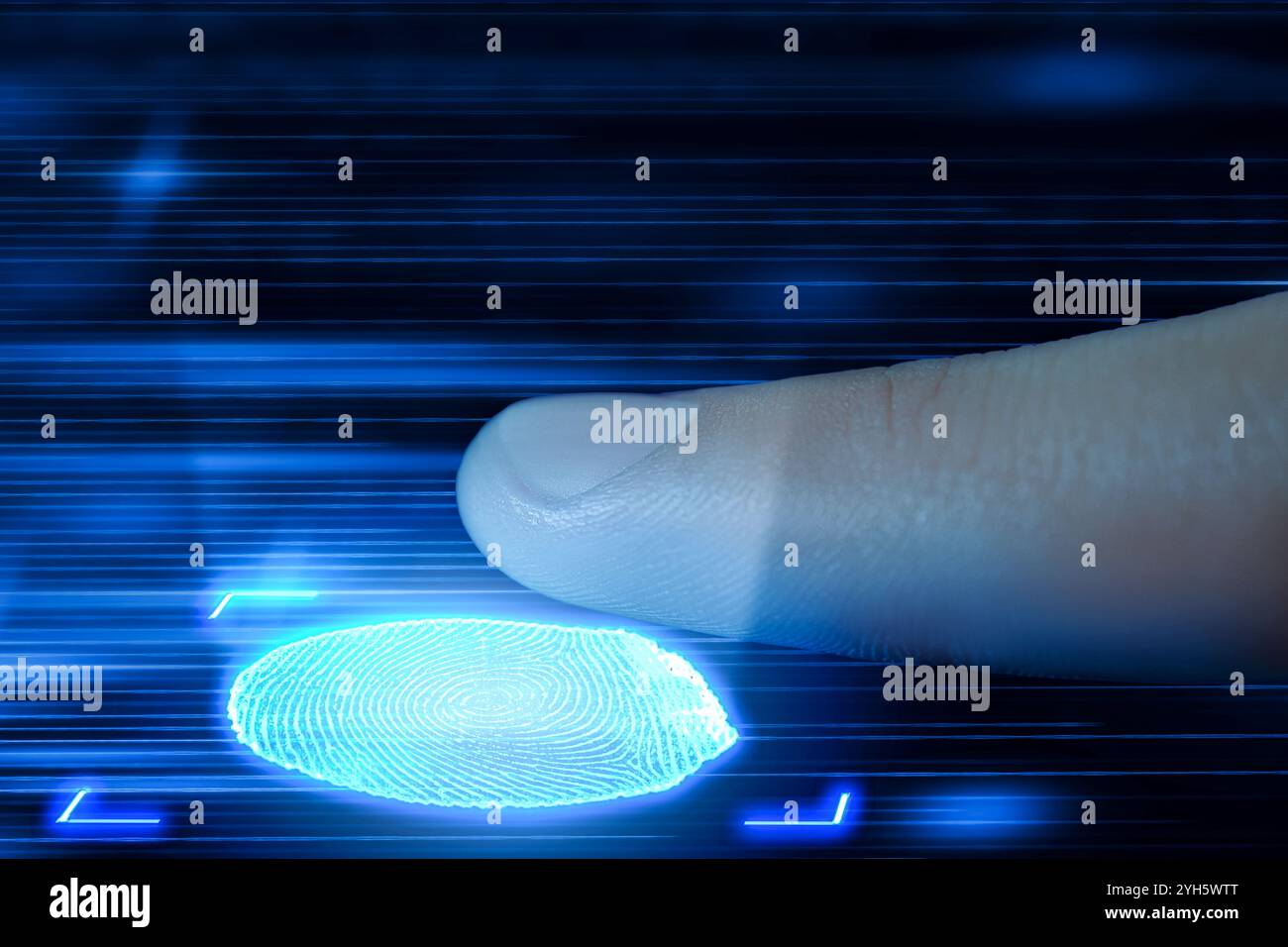 Mann, der Fingerabdruckscanner auf dem Bildschirm benutzt, indem er ihn berührt, Nahaufnahme Stockfoto