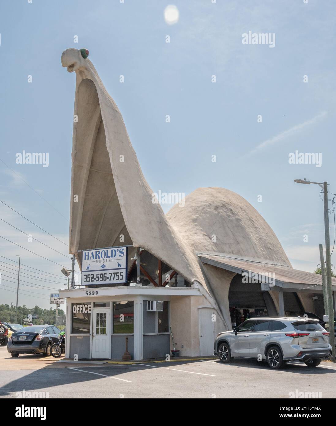 Harold's Auto Center in Spring Hill, Florida, ist eine Attraktion am Straßenrand und ein Unternehmen. Stockfoto