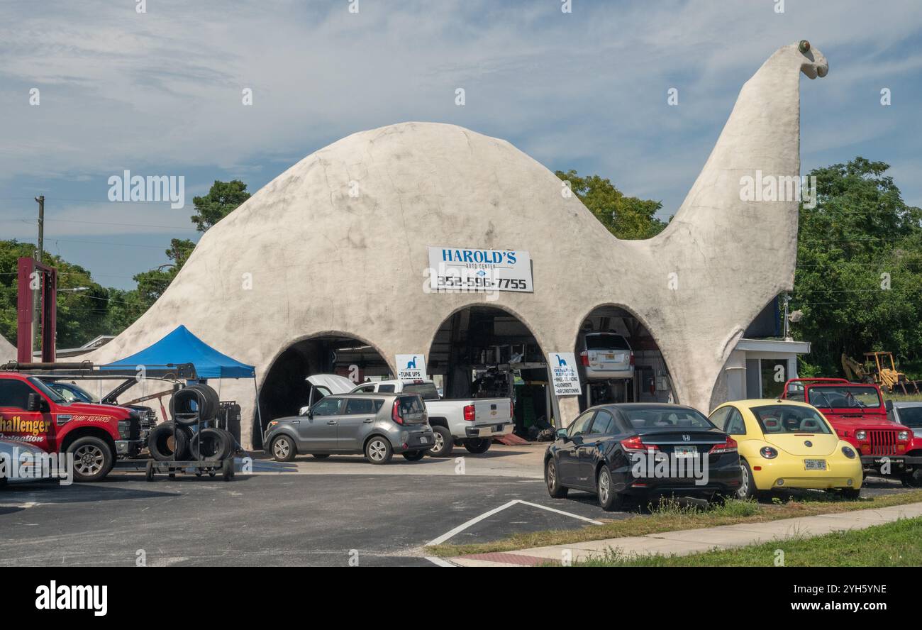 Harold's Auto Center in Spring Hill, Florida, ist eine Attraktion am Straßenrand und ein Unternehmen. Stockfoto