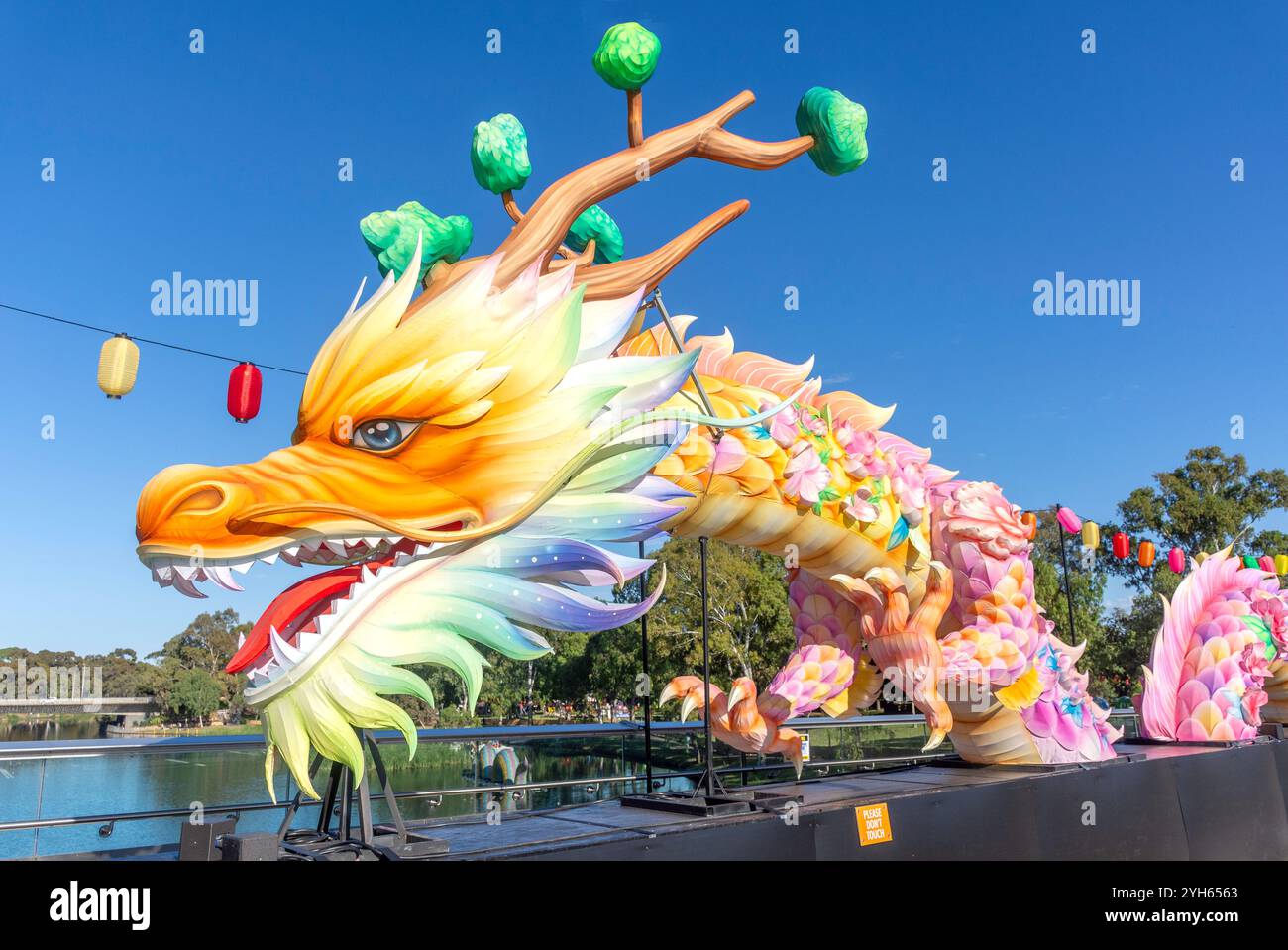 OZ Asia Festival Hong Kong Dragon on the Riverbank Precinct Fußgängerbrücke, Adelaide, South Australia, Australien Stockfoto