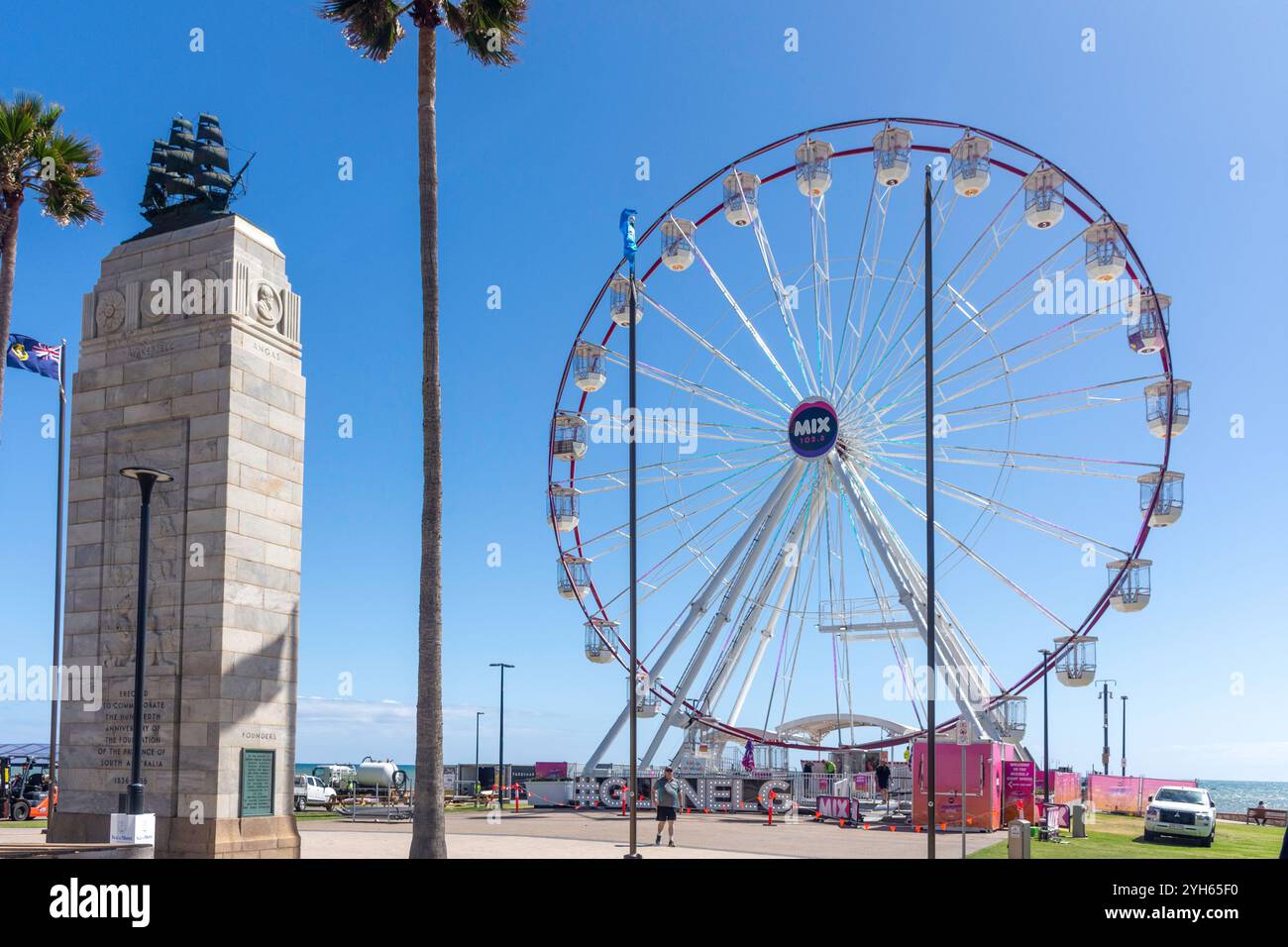 Glenelg Pioneer Memorial and Giant Wheel ab Moseley Square, Glenelg, Adelaide, South Australia, Australien Stockfoto