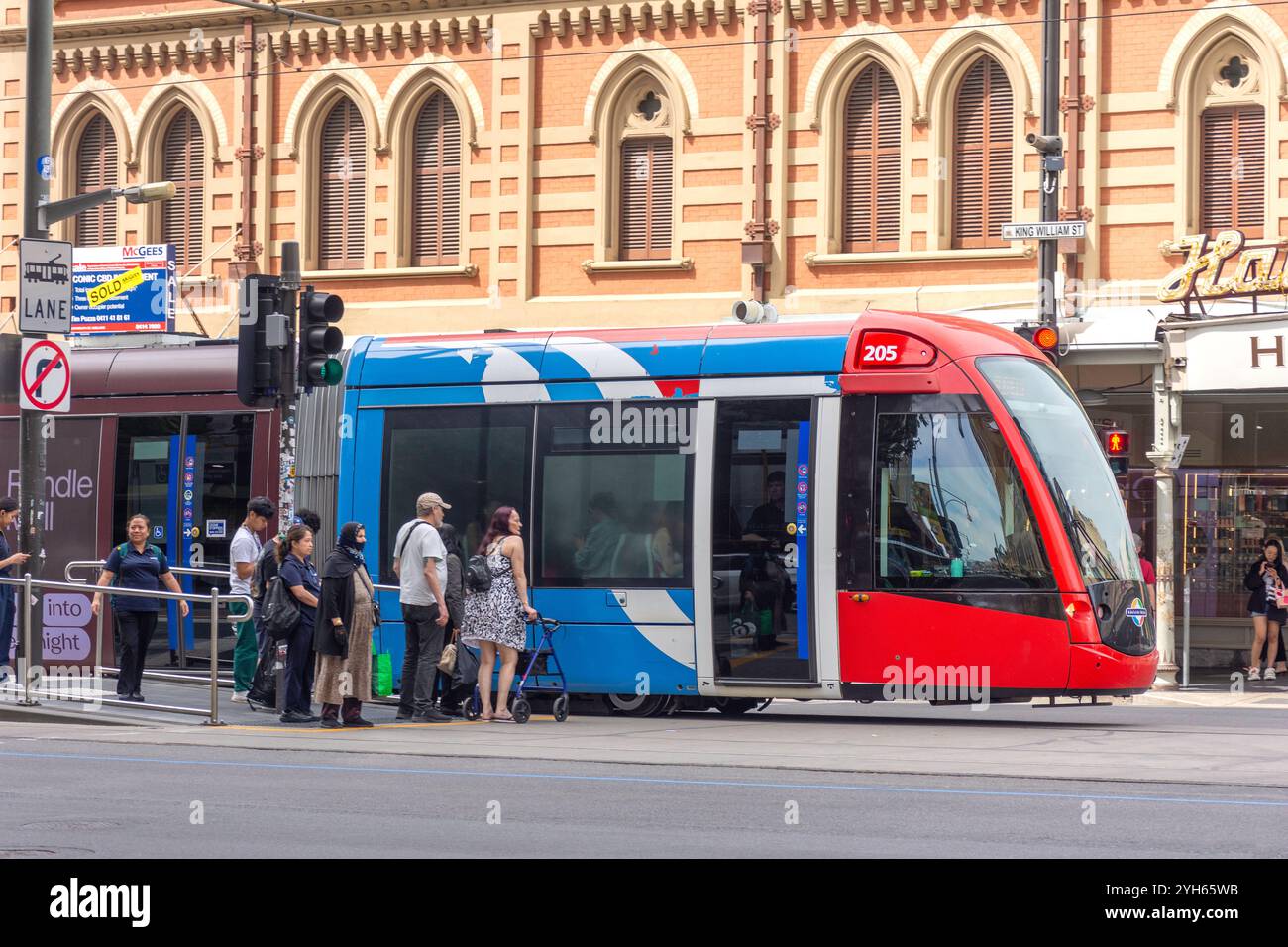 Adelaide Metro Tram an der Straßenbahnhaltestelle, King William Street, Adelaide, South Australia, Australien Stockfoto