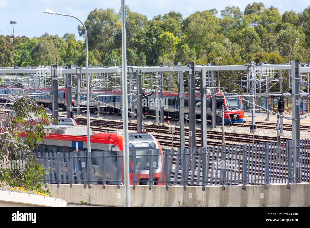 Züge, die Adelaide Railway Station, North Terrace, Adelaide, South Australia, Australien prüfen Stockfoto