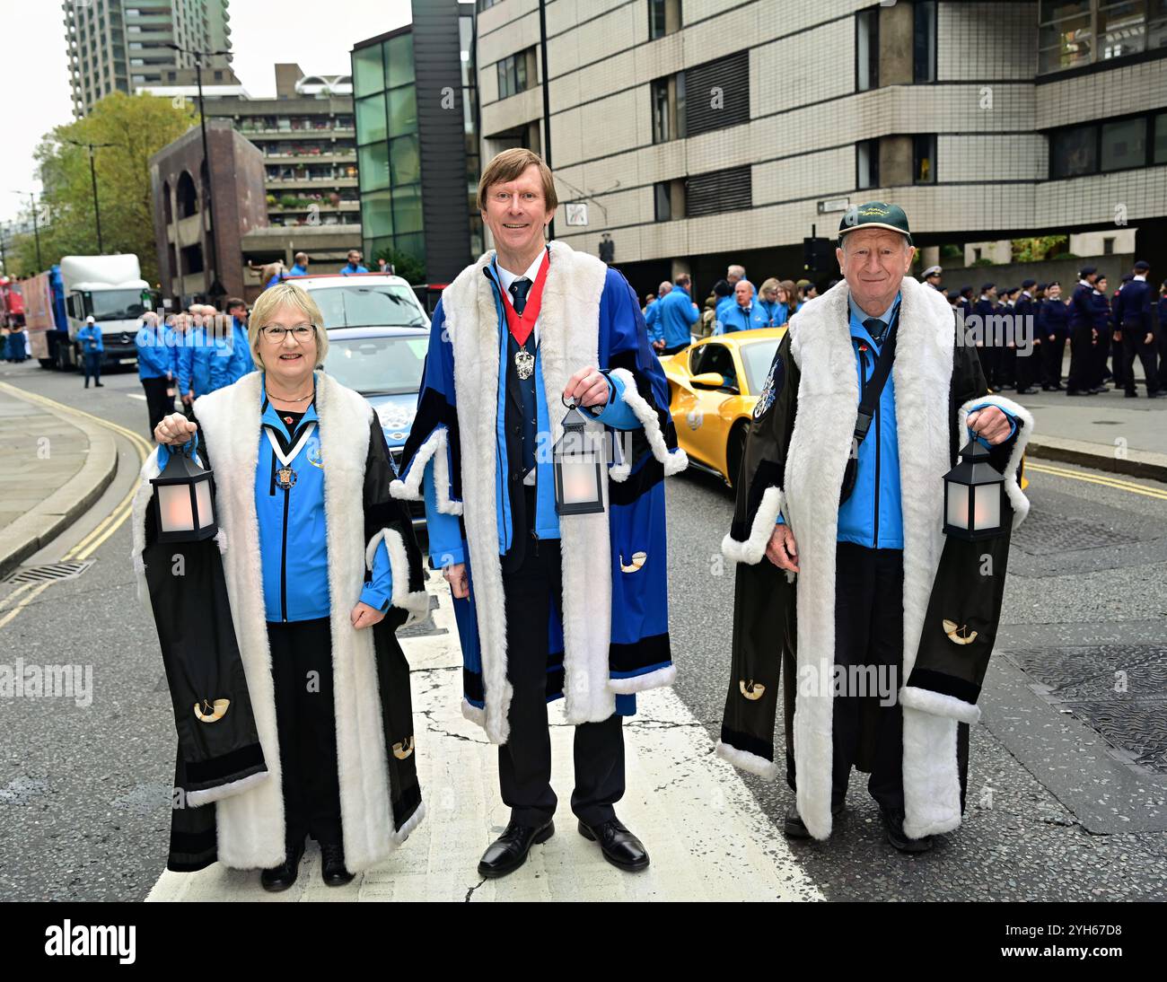 LONDON, GROSSBRITANNIEN. November 2024. Der Meister Jeremy Bedford und seine beiden Töchter bei der Parade für die Worshipful Company of Feltmakers, Zunft zur Waag und die ZURICH City Police Band nehmen 2024 an der Lord Mayor's Show Parade in London Teil. (Foto von 李世惠/siehe Li/Picture Capital) Credit: Siehe Li/Picture Capital/Alamy Live News Stockfoto