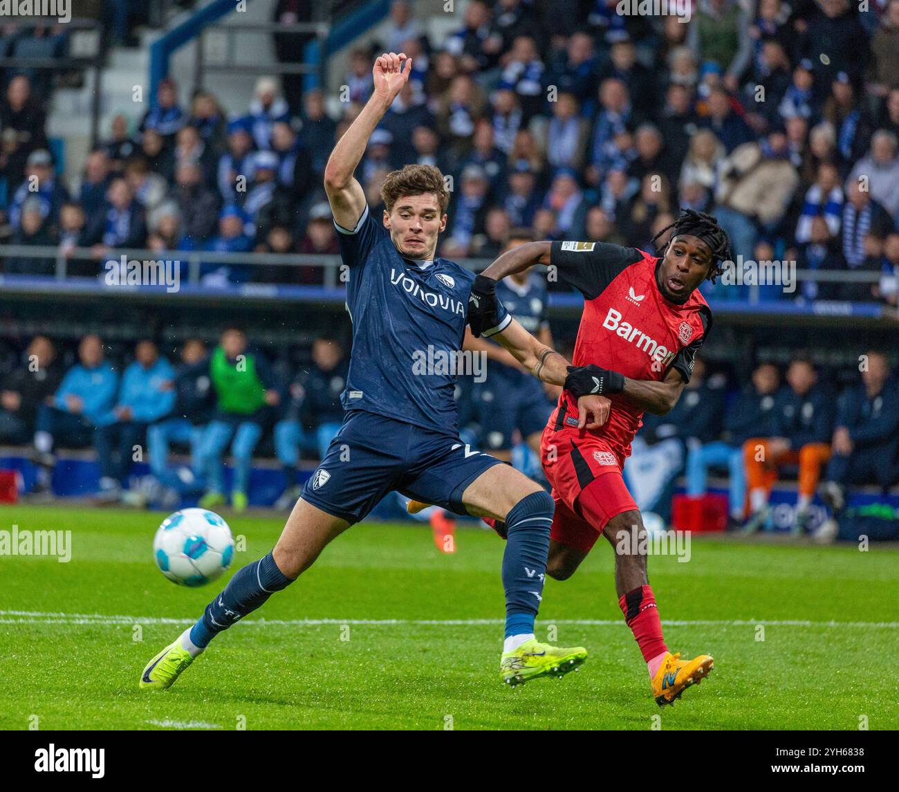 Sport, Fußball, Bundesliga, 2024/2025, VfL Bochum vs. Bayer 04 Leverkusen 1-1, Vonovia Ruhr Stadion, Spielszene, Moritz Broschinski (VfL) links und Jeremie Agyekum Frimpong (Lev), DFL-VORSCHRIFTEN VERBIETEN JEDE VERWENDUNG VON FOTOGRAFIEN ALS BILDSEQUENZEN UND/ODER QUASI-VIDEO Stockfoto