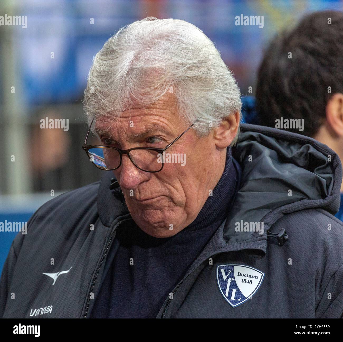 Sport, Fußball, Bundesliga, 2024/2025, VfL Bochum vs. Bayer 04 Leverkusen 1-1, Vonovia Ruhr Stadion, Franz Josef Tenhagen, ehemals Fußballspieler des VfL Bochum u. a., eigentlich Aufsichtsratsmitglied des VfL Bochum, DFL-VORSCHRIFTEN VERBIETEN JEDE VERWENDUNG VON FOTOGRAFIEN ALS BILDSEQUENZEN UND/ODER QUASI-VIDEO Stockfoto