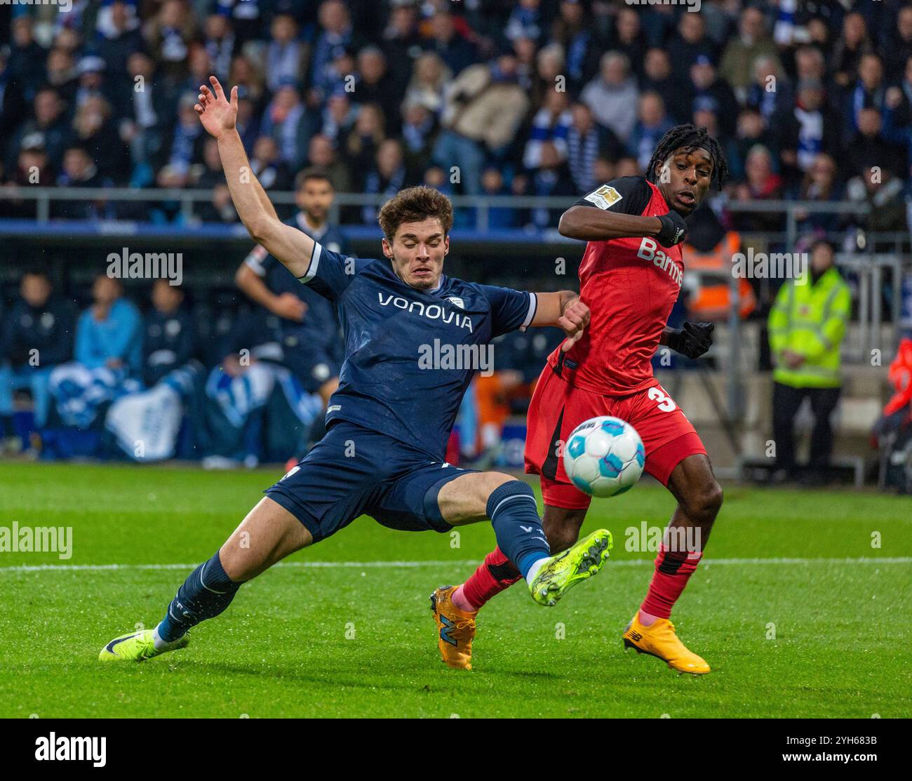 Sport, Fußball, Bundesliga, 2024/2025, VfL Bochum vs. Bayer 04 Leverkusen 1-1, Vonovia Ruhr Stadion, Spielszene, Moritz Broschinski (VfL) links und Jeremie Agyekum Frimpong (Lev), DFL-VORSCHRIFTEN VERBIETEN JEDE VERWENDUNG VON FOTOGRAFIEN ALS BILDSEQUENZEN UND/ODER QUASI-VIDEO Stockfoto