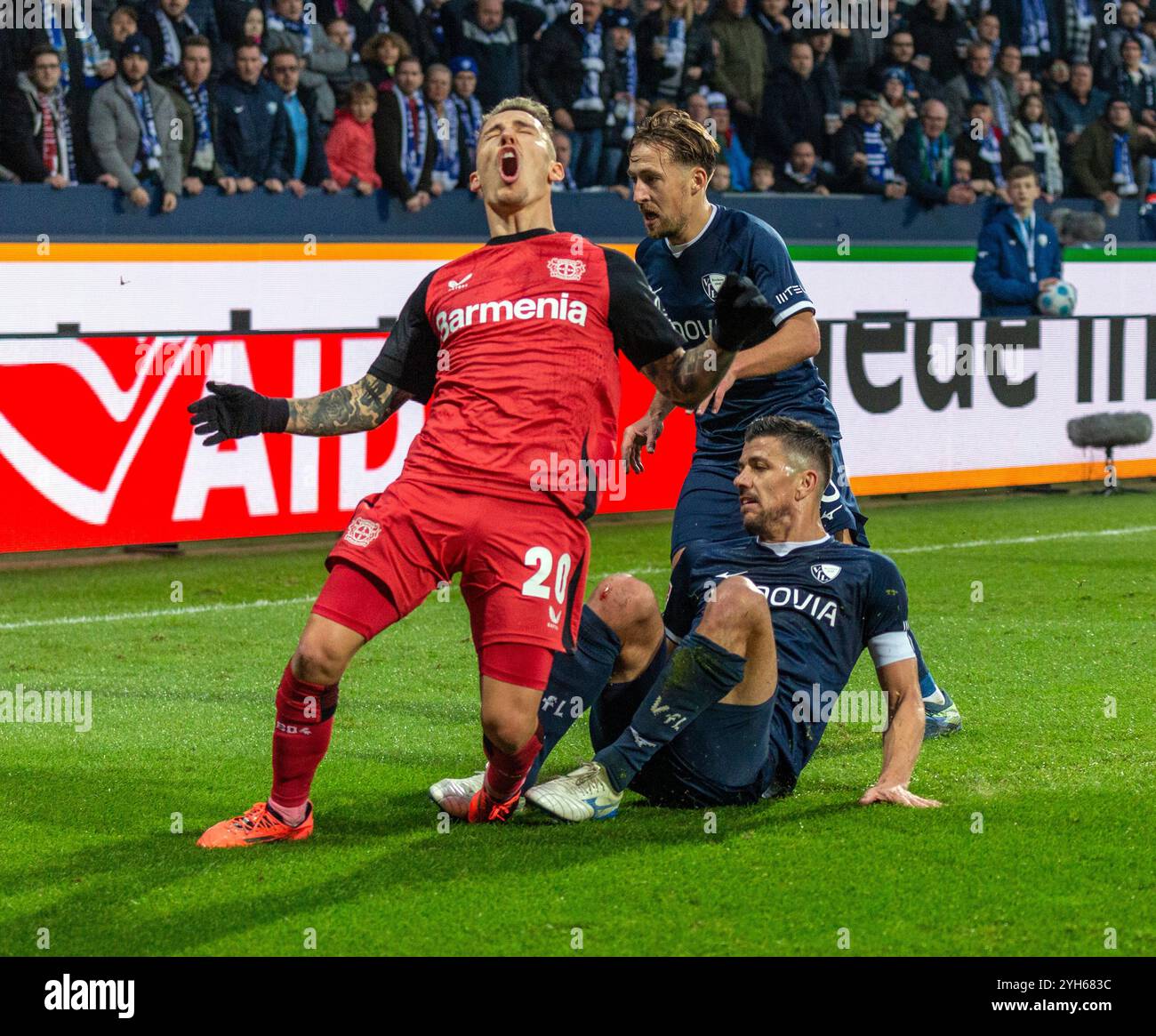 Sport, Fußball, Bundesliga, 2024/2025, VfL Bochum vs. Bayer 04 Leverkusen 1-1, Vonovia Ruhr Stadion, Spielort, f.l.t.r. Alejandro Grimaldo (Lev), Felix Passlack (VfL), Anthony Losilla (VfL), DFL-VORSCHRIFTEN VERBIETEN DIE VERWENDUNG VON FOTOGRAFIEN ALS BILDSEQUENZEN UND/ODER QUASI-VIDEO Stockfoto