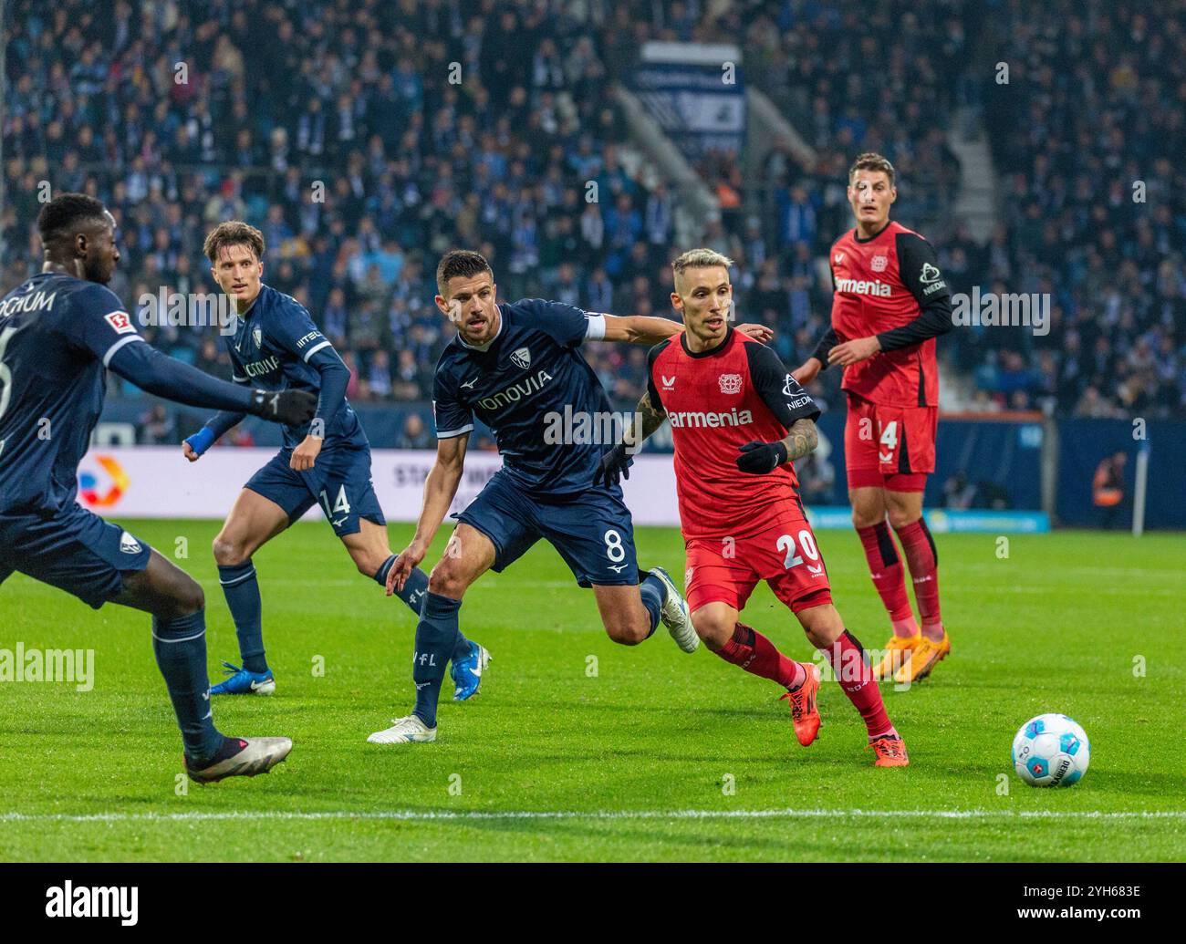 Sport, Fußball, Bundesliga, 2024/2025, VfL Bochum gegen Bayer 04 Leverkusen 1:1, Vonovia Ruhr Stadion, Spielort, f.l.t.r. Ibrahima Sissoko (VfL), Tim Oermann (VfL), Anthony Losilla (VfL), Alejandro Grimaldo (Lev), Patrik Schick (Lev), DFL-VORSCHRIFTEN VERBIETEN DIE VERWENDUNG VON FOTOS ALS BILDSEQUENZEN UND/ODER QUASI-VIDEO Stockfoto