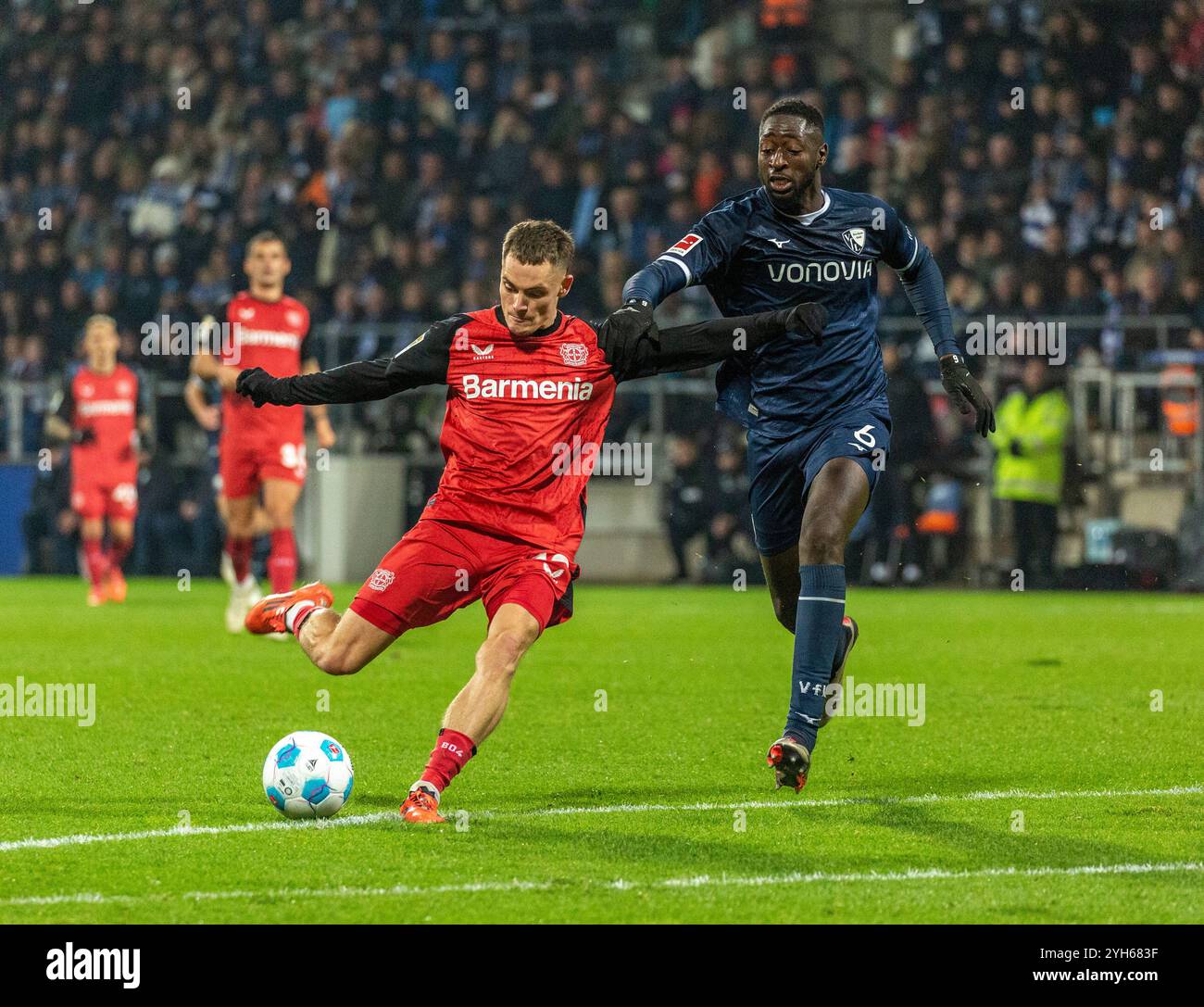 Sport, Fußball, Bundesliga, 2024/2025, VfL Bochum vs. Bayer 04 Leverkusen 1-1, Vonovia Ruhr Stadion, Spielszene, Florian Richard Wirtz (Lev) links und Ibrahima Sissoko (VfL), DFL-VORSCHRIFTEN VERBIETEN JEDE VERWENDUNG VON FOTOGRAFIEN ALS BILDSEQUENZEN UND/ODER QUASI-VIDEO Stockfoto