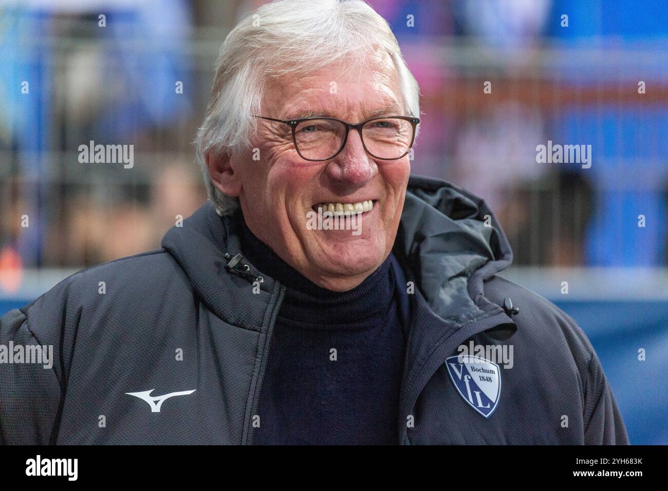 Sport, Fußball, Bundesliga, 2024/2025, VfL Bochum vs. Bayer 04 Leverkusen 1-1, Vonovia Ruhr Stadion, Franz Josef Tenhagen, ehemals Fußballspieler des VfL Bochum u. a., eigentlich Aufsichtsratsmitglied des VfL Bochum, DFL-VORSCHRIFTEN VERBIETEN JEDE VERWENDUNG VON FOTOGRAFIEN ALS BILDSEQUENZEN UND/ODER QUASI-VIDEO Stockfoto