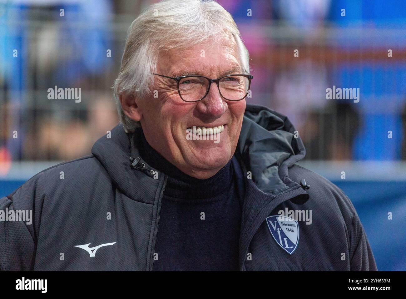 Sport, Fußball, Bundesliga, 2024/2025, VfL Bochum vs. Bayer 04 Leverkusen 1-1, Vonovia Ruhr Stadion, Franz Josef Tenhagen, ehemals Fußballspieler des VfL Bochum u. a., eigentlich Aufsichtsratsmitglied des VfL Bochum, DFL-VORSCHRIFTEN VERBIETEN JEDE VERWENDUNG VON FOTOGRAFIEN ALS BILDSEQUENZEN UND/ODER QUASI-VIDEO Stockfoto