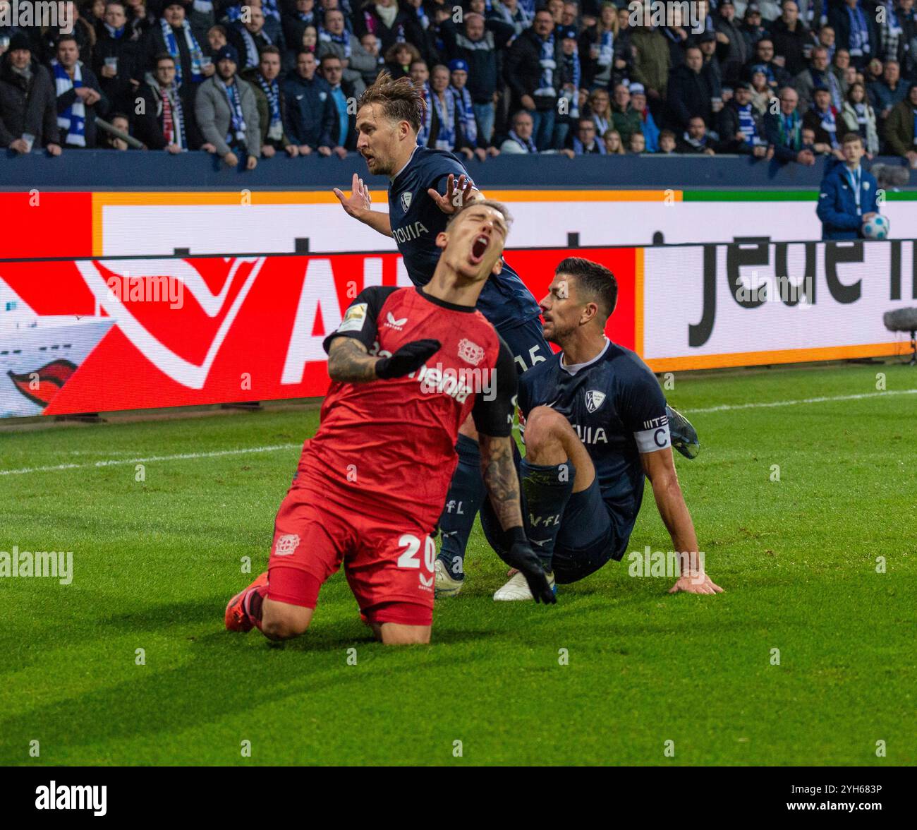 Sport, Fußball, Bundesliga, 2024/2025, VfL Bochum vs. Bayer 04 Leverkusen 1-1, Vonovia Ruhr Stadion, Spielort, f.l.t.r. Felix Passlack (VfL), Alejandro Grimaldo (Lev), Anthony Losilla (VfL), DFL-VORSCHRIFTEN VERBIETEN DIE VERWENDUNG VON FOTOGRAFIEN ALS BILDSEQUENZEN UND/ODER QUASI-VIDEO Stockfoto