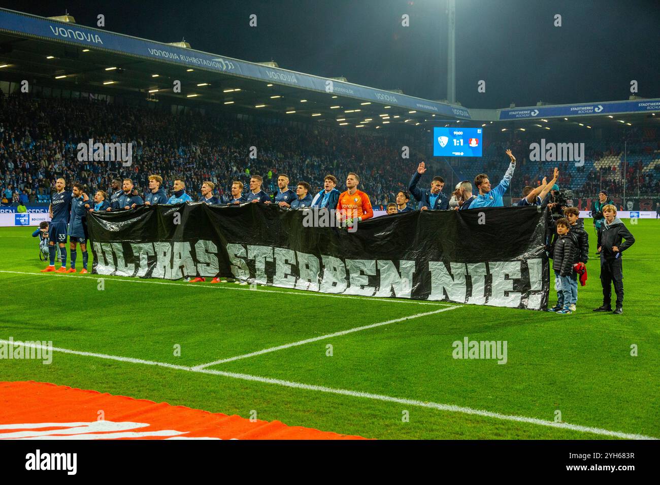 Sport, Fußball, Bundesliga, 2024/2025, VfL Bochum vs. Bayer 04 Leverkusen 1-1, Vonovia Ruhr Stadion, nach dem letzten Pfeifen bedanken sich die Bochumer Spieler bei den Fußballfans für ihre große Unterstützung und präsentieren ein Banner mit der Aufschrift ULTRAS NEVER DIE, die DFL-VORSCHRIFTEN VERBIETEN JEDE VERWENDUNG VON FOTOGRAFIEN ALS BILDSEQUENZEN UND/ODER QUASI-VIDEO Stockfoto
