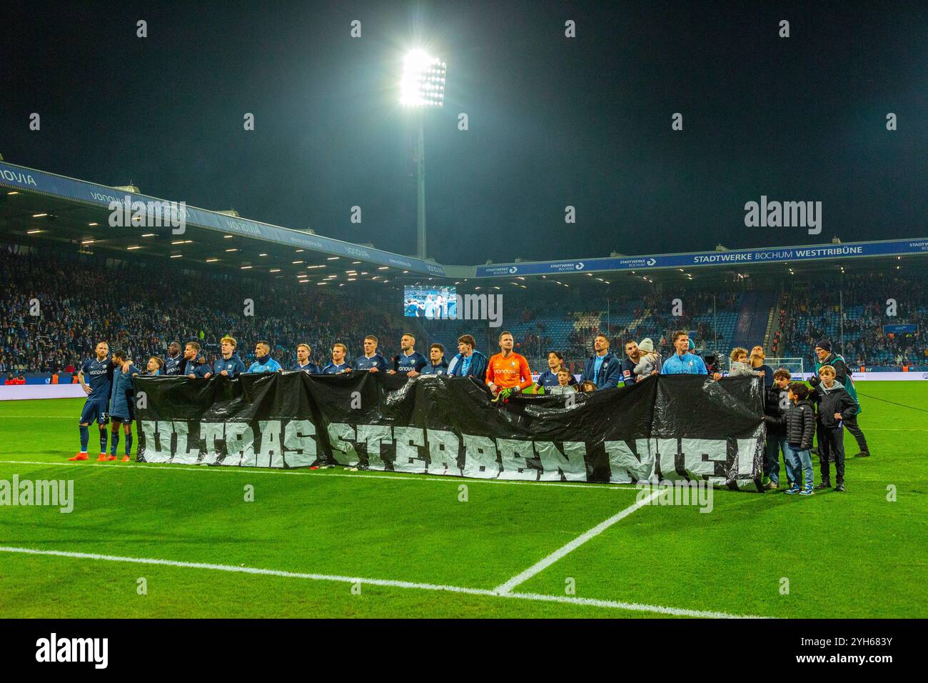 Sport, Fußball, Bundesliga, 2024/2025, VfL Bochum vs. Bayer 04 Leverkusen 1-1, Vonovia Ruhr Stadion, nach dem letzten Pfeifen bedanken sich die Bochumer Spieler bei den Fußballfans für ihre große Unterstützung und präsentieren ein Banner mit der Aufschrift ULTRAS NEVER DIE, die DFL-VORSCHRIFTEN VERBIETEN JEDE VERWENDUNG VON FOTOGRAFIEN ALS BILDSEQUENZEN UND/ODER QUASI-VIDEO Stockfoto
