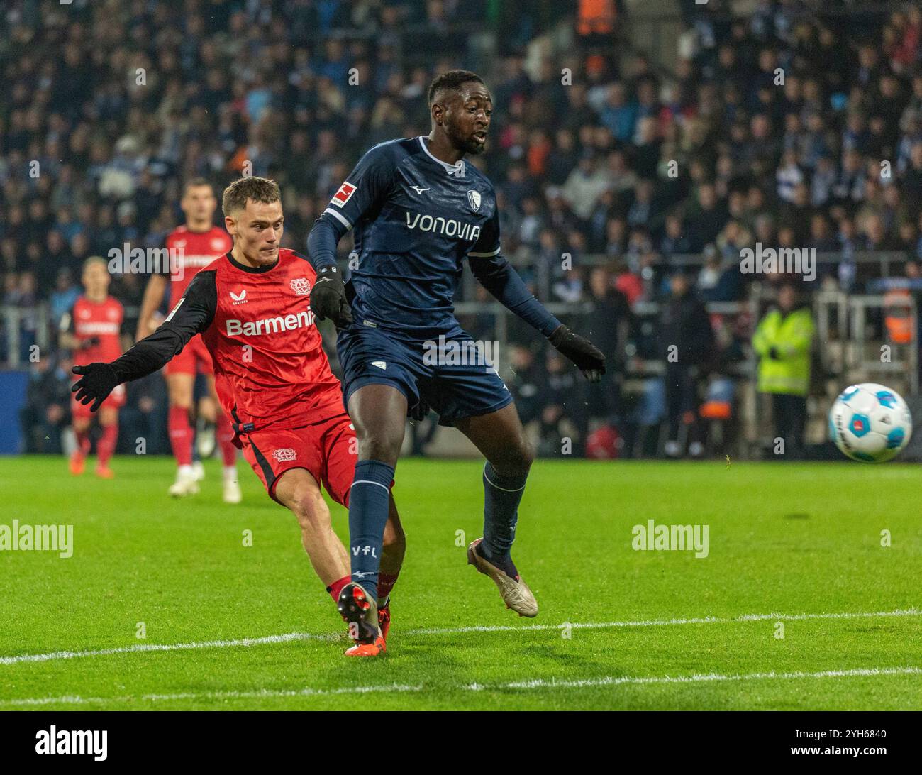 Sport, Fußball, Bundesliga, 2024/2025, VfL Bochum vs. Bayer 04 Leverkusen 1-1, Vonovia Ruhr Stadion, Spielszene, Florian Richard Wirtz (Lev) links und Ibrahima Sissoko (VfL), DFL-VORSCHRIFTEN VERBIETEN JEDE VERWENDUNG VON FOTOGRAFIEN ALS BILDSEQUENZEN UND/ODER QUASI-VIDEO Stockfoto