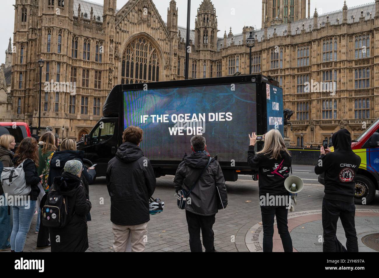 London, Großbritannien. November 2024. Während der Vorführung wird ein kurzer Film gezeigt. Demonstranten versammelten sich in Westminster, um die Freilassung des Walfangaktivisten Paul Watson zu fordern, der in Grönland aufgrund eines von Japan erteilten internationalen Haftbefehls verhaftet wurde. Quelle: SOPA Images Limited/Alamy Live News Stockfoto