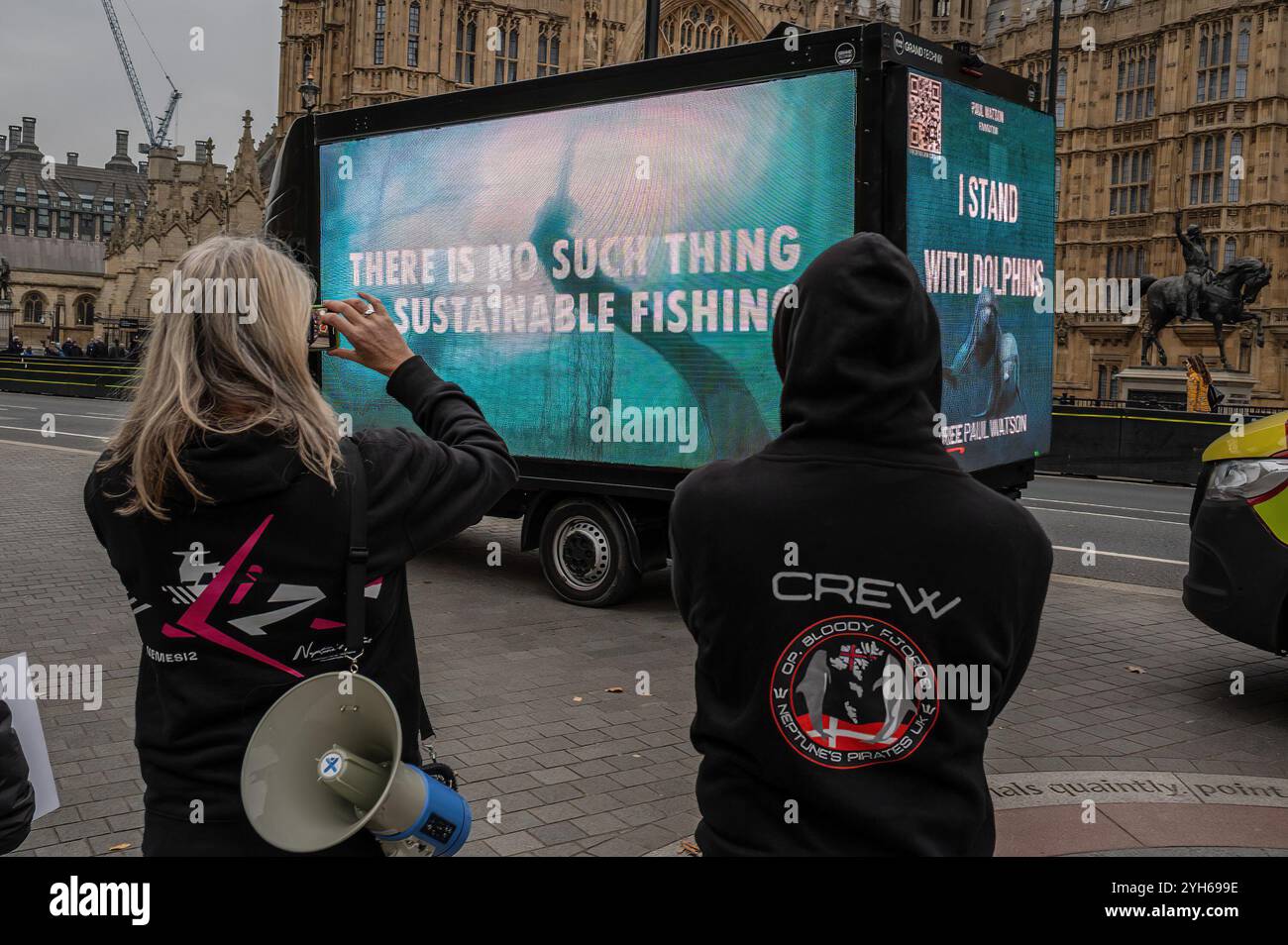 London, Großbritannien. November 2024. Während der Vorführung wird ein kurzer Film gezeigt. Demonstranten versammelten sich in Westminster, um die Freilassung des Walfangaktivisten Paul Watson zu fordern, der in Grönland aufgrund eines von Japan erteilten internationalen Haftbefehls verhaftet wurde. Quelle: SOPA Images Limited/Alamy Live News Stockfoto