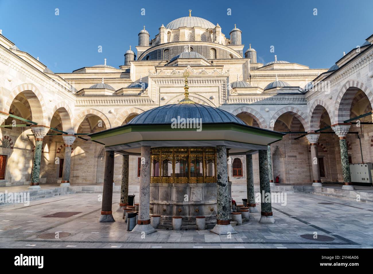Waschbrunnen im Innenhof der Bayezid-II-Moschee Stockfoto