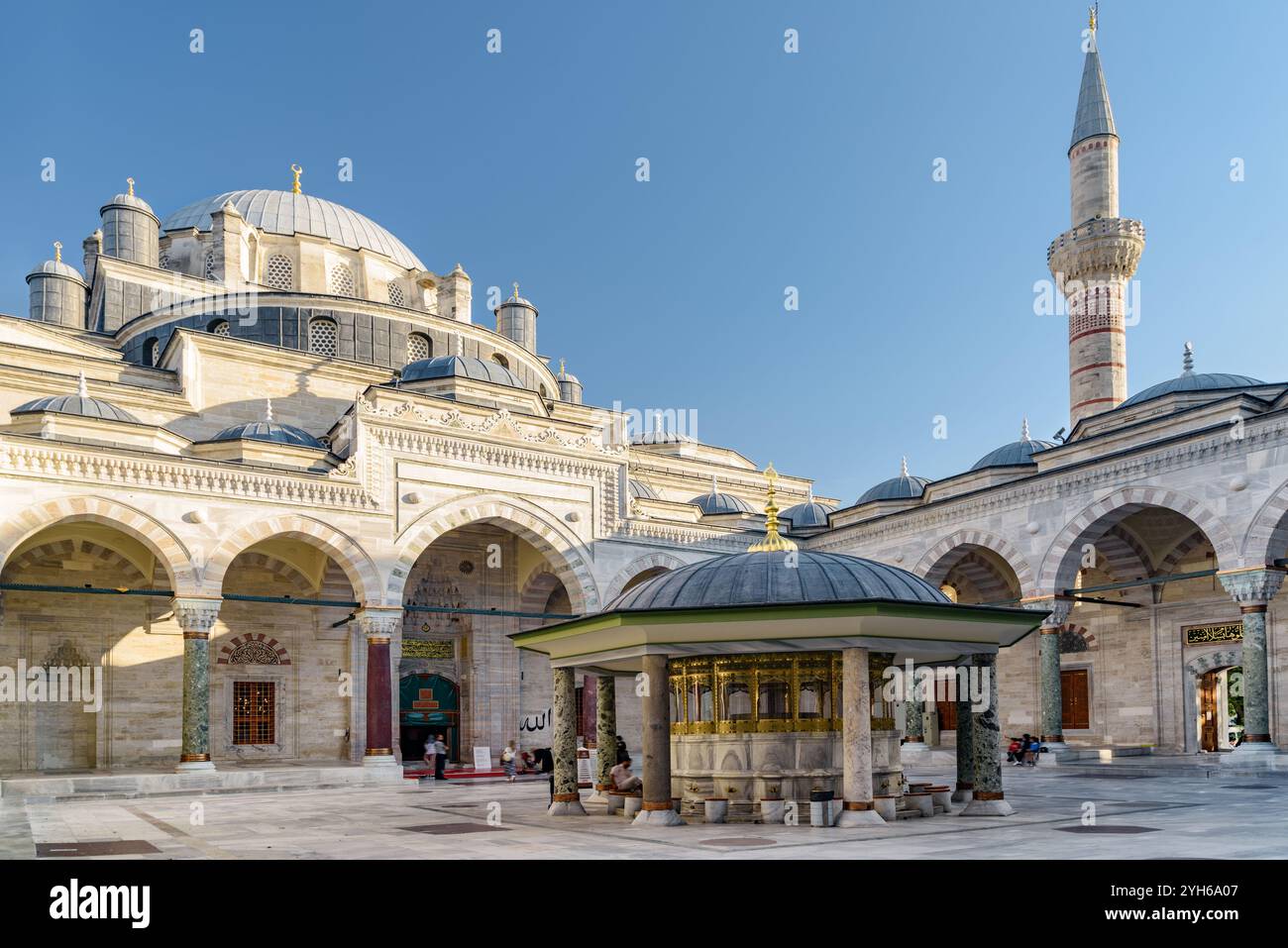 Waschbrunnen im Innenhof der Bayezid-II-Moschee Stockfoto