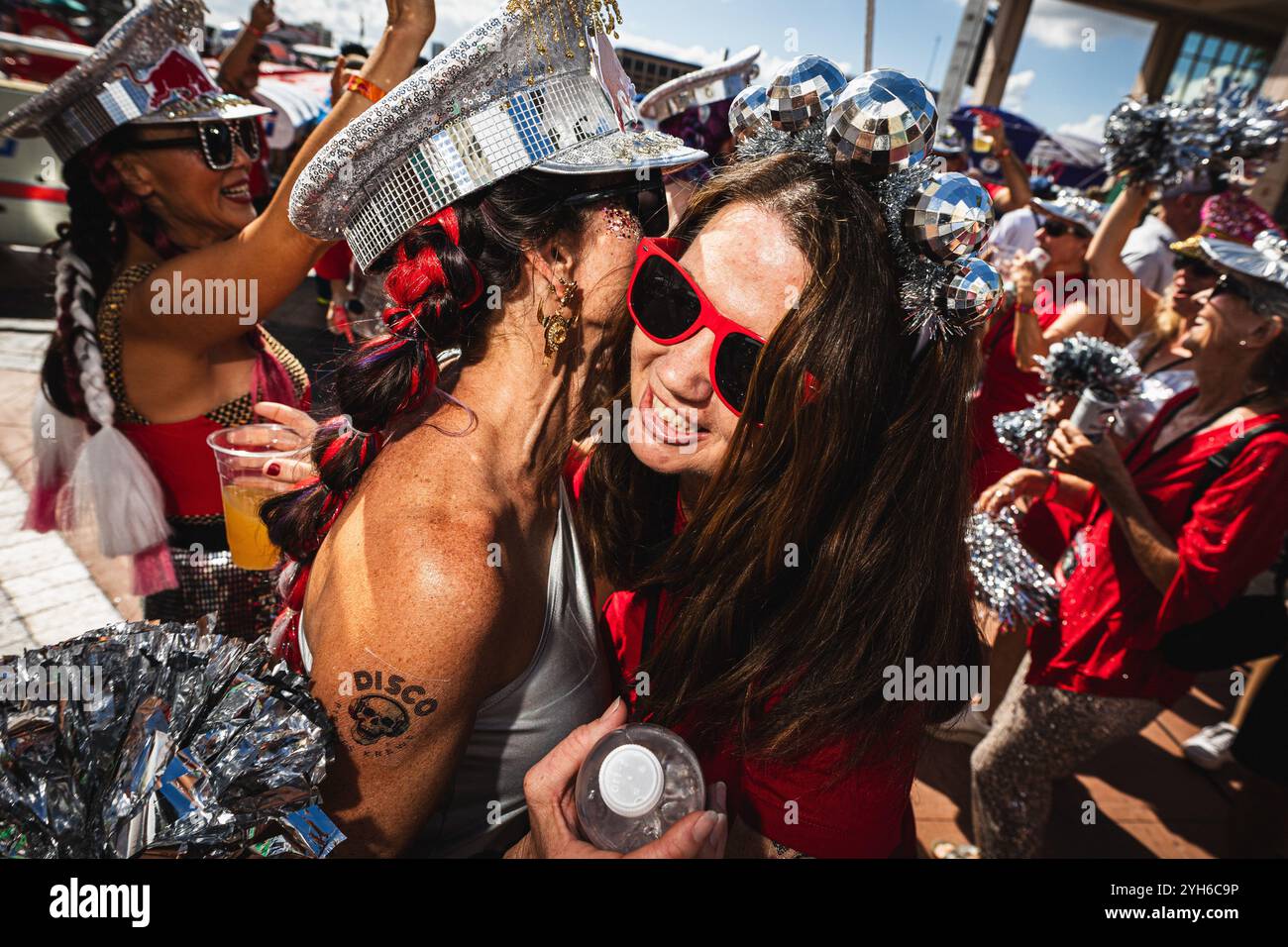 Tampa, Florida, USA. November 2024. Das Flugtag-Team, die Disco Dolls, bereiten sich vor und treffen sich im Inszenierungsbereich. (Kreditbild: © Dave Decker/ZUMA Press Wire) NUR REDAKTIONELLE VERWENDUNG! Nicht für kommerzielle ZWECKE! Stockfoto