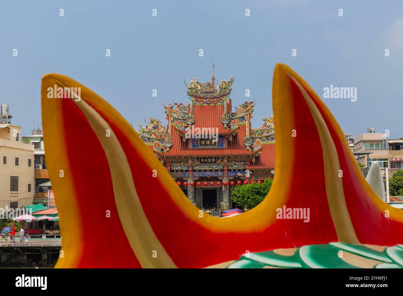 Ein Tempeldach gegenüber der Drachen- und Tigerpagode, Kaohsiung, Taiwan Stockfoto