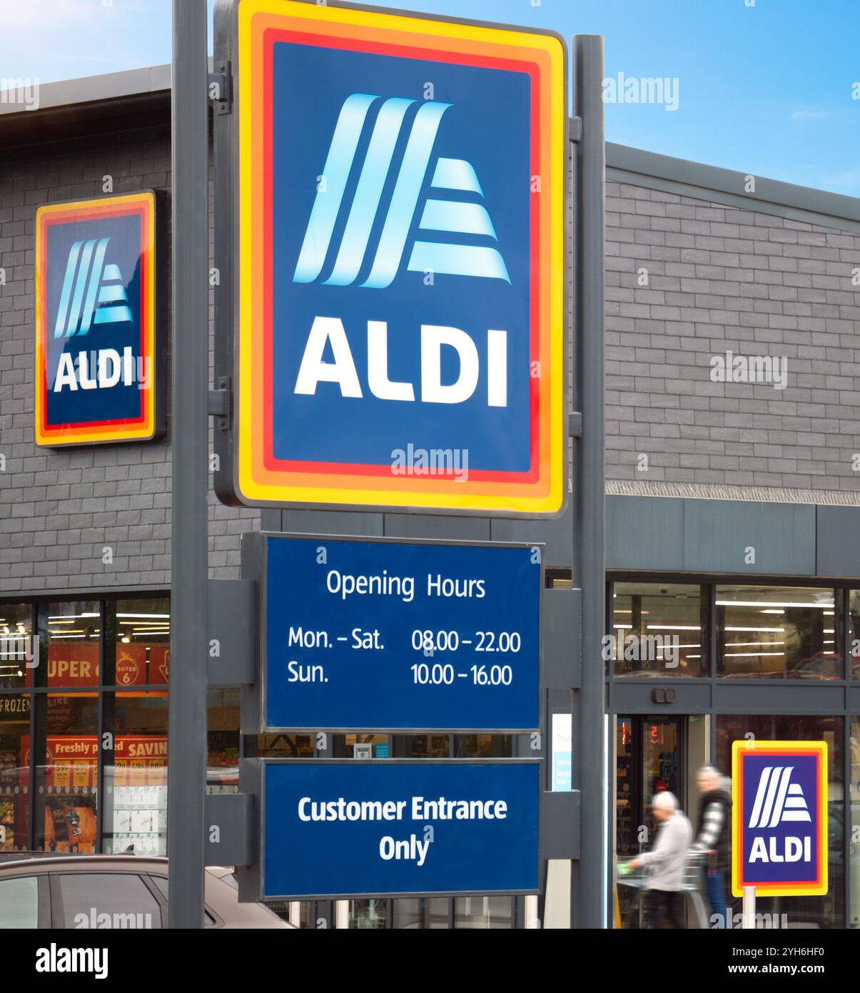 Aldi Supermarkt – ein neuer Zweig der deutschen multinationalen Discounter-Einzelhandelskette. Die Marke des Low-Budget-Unternehmens ist in 18 Ländern vertreten Stockfoto