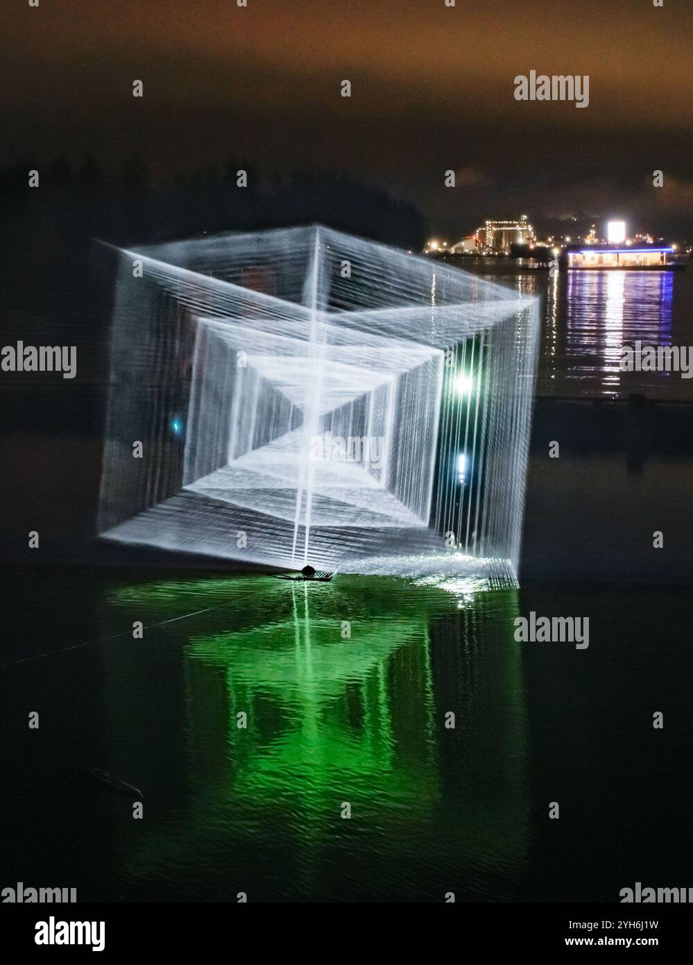 Vancouver, Kanada. November 2024. Eine Lichtinstallation, die durch holographische Projektion entstanden ist, wurde 2024 während des Lumiere Festivals in Vancouver, British Columbia, Kanada, am 9. November 2024 gezeigt. Die jährliche Veranstaltung bot eine Vielzahl von beleuchteten Kunstinstallationen, die von Künstlern aus aller Welt geschaffen wurden. An mehreren Orten in der Innenstadt von Vancouver wurden interaktive, lichtbasierte Installationen gezeigt, die ein immersives Erlebnis für die Teilnehmer schaffen. Quelle: Liang Sen/Xinhua/Alamy Live News Stockfoto