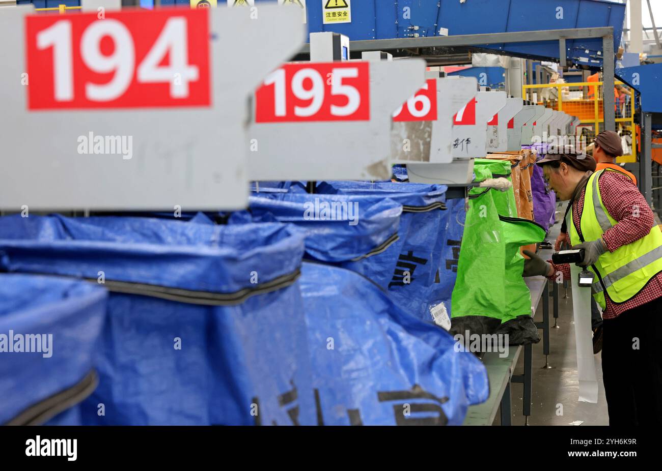 ZAOZHUANG, CHINA - 10. NOVEMBER 2024 - Mitarbeiter überprüfen die Sortierung an einer Montagelinie im Netzwerkbetriebszentrum der Lieferabteilung von C Stockfoto