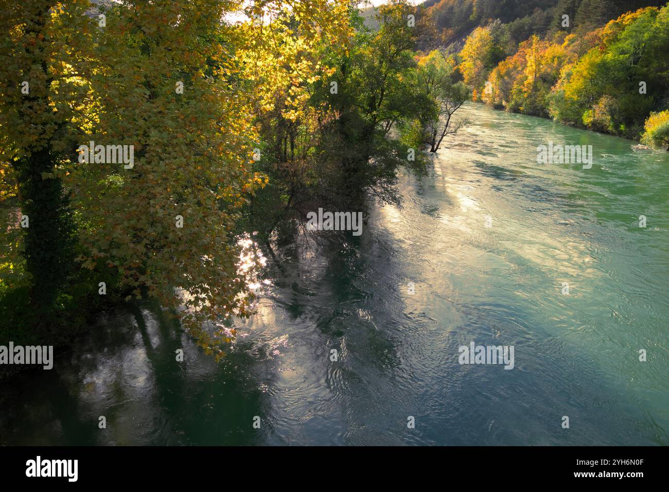 Hintergrundlicht farbenfrohe Wälder entlang des Flusses Una in Bosnien und Herzegowina Stockfoto