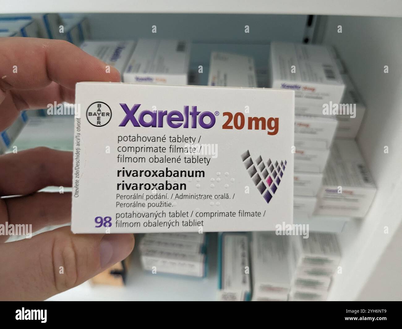 XARELTO Schachtel mit RIVAROXABAN Wirkstoff von BAYER zur Vorbeugung und Behandlung von Blutgerinnseln und Schlaganfällen. Stockfoto