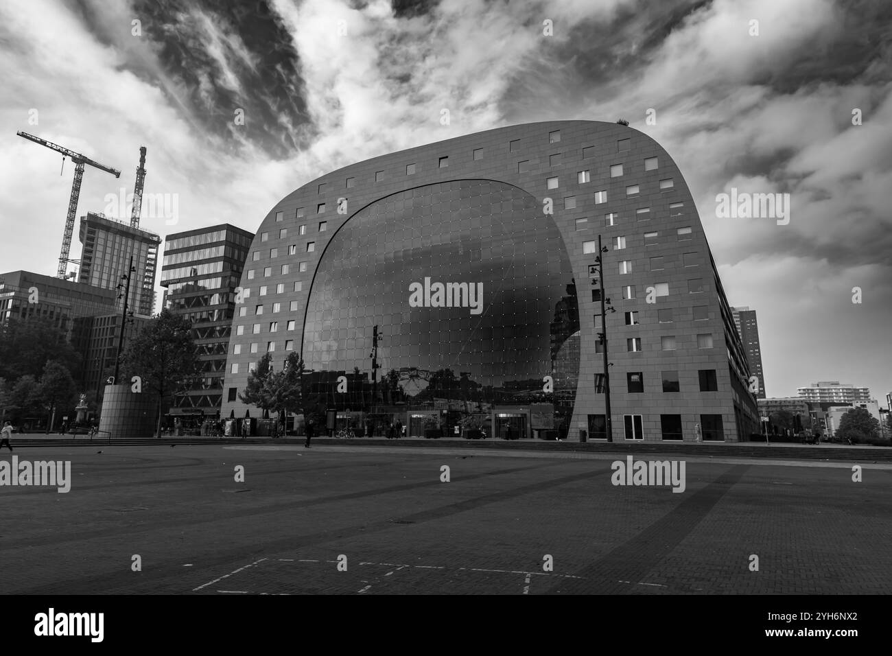 Rotterdam, Niederlande - OCT10, 2021: Das Markthal ist ein Wohn- und Bürogebäude mit einer Markthalle darunter. Eröffnet am 1. Oktober 2014 von Q Stockfoto