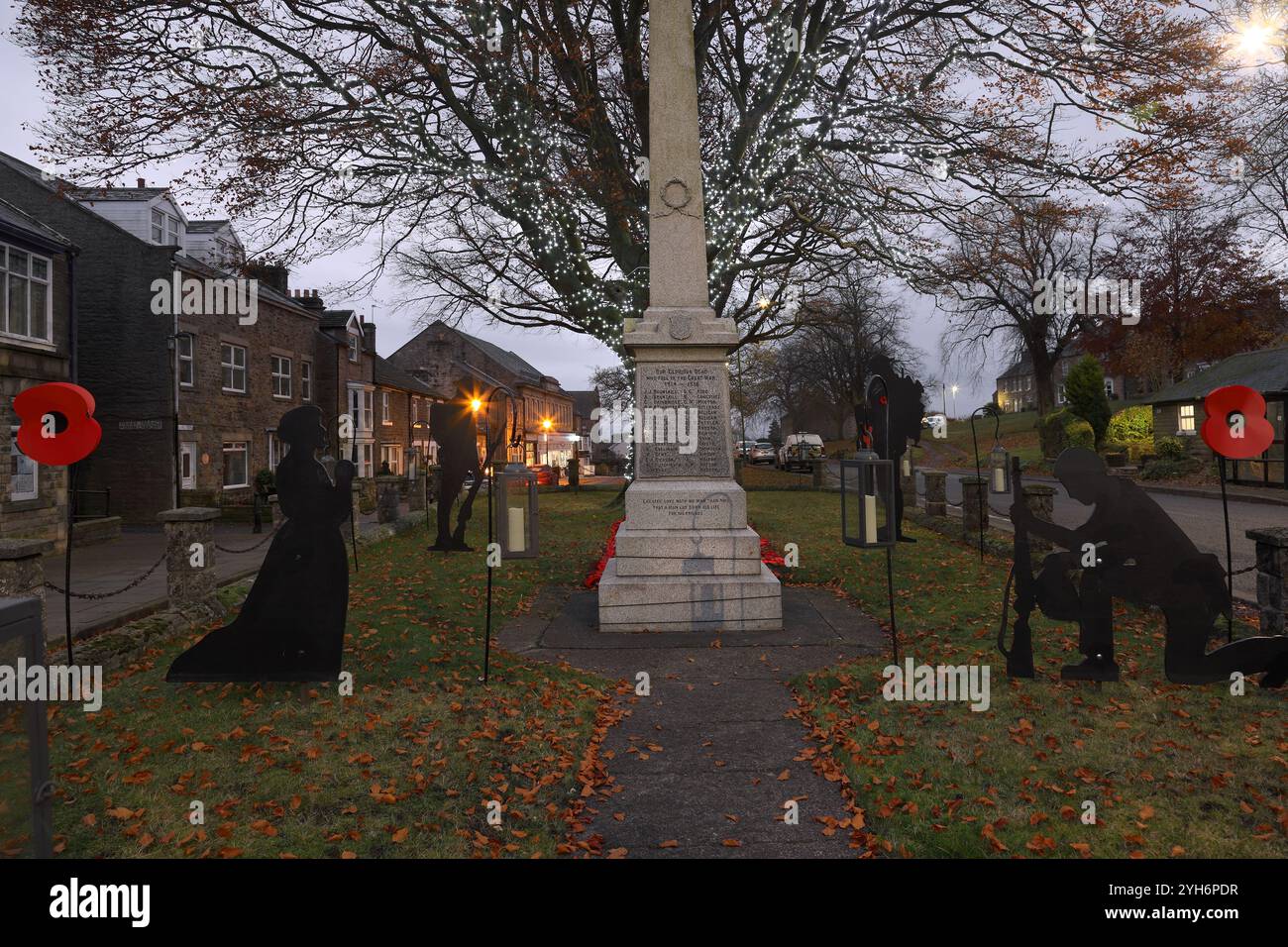 Middleton-in-Teesdale, County Durham, Großbritannien. November 2024. Gedenksonntag. In der Halbdunkel eines kalten grauen Novembermorgens stehen die Silhouetten der Soldaten Wächter über dem Middleton-in-Teesdale-Kriegsdenkmal am Gedenksonntag. Quelle: David Forster/Alamy Live News Stockfoto