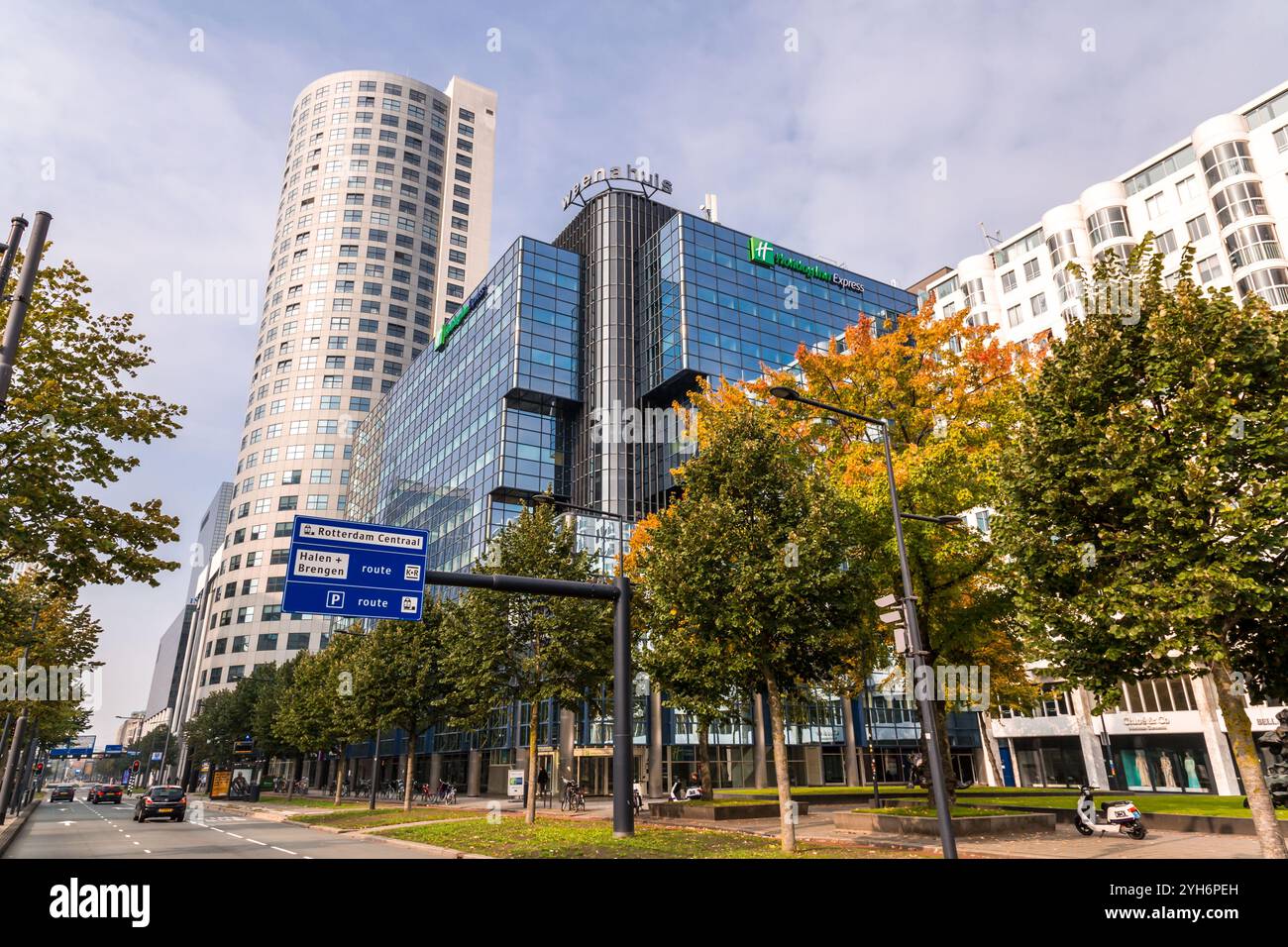 Rotterdam, NL - 10. Okt 2021: Blick auf die Straße und moderne Architektur mit Business-Türmen im Zentrum von Rotterdam. Rotterdam ist die zweitgrößte Stadt von Stockfoto