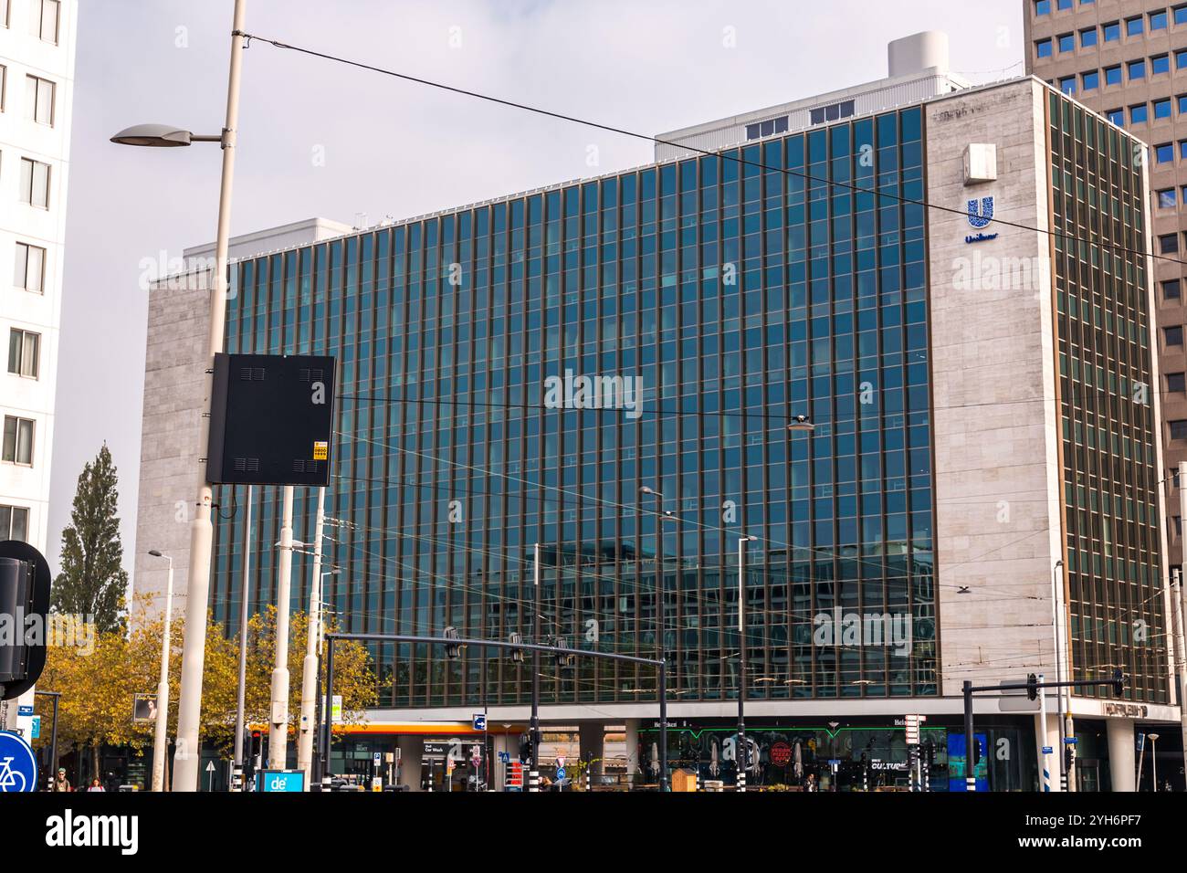 Rotterdam, Niederlande - 10. Oktober 2021: Bürogebäude von Unilever, einem multinationalen britisch-niederländischen Konsumgüterunternehmen mit Hauptsitz in London, Stockfoto