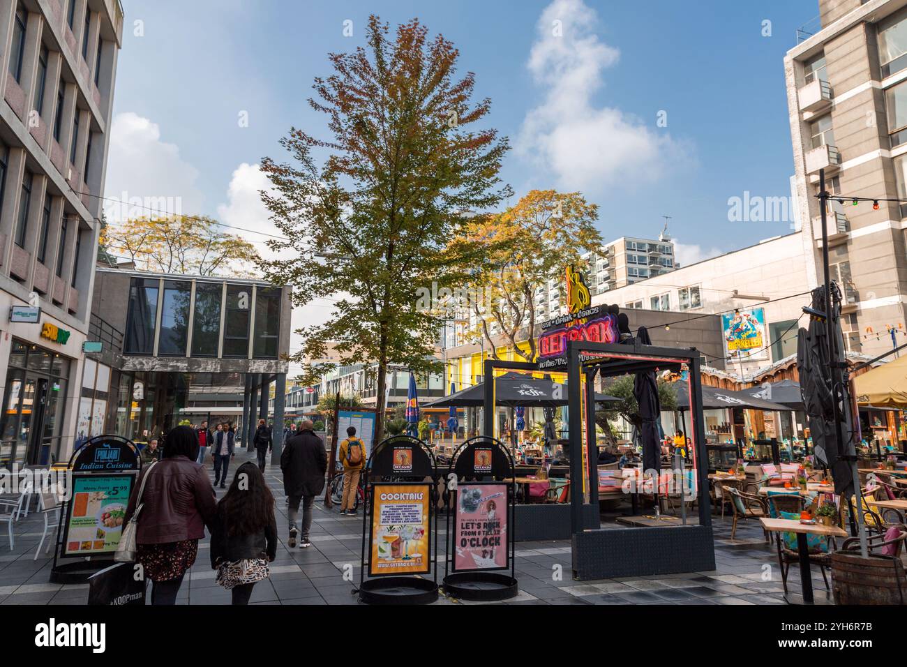 Rotterdam, Niederlande - 10. Oktober 2021: Die Lijnbaan ist die wichtigste Einkaufsstraße Rotterdams. Es wurde 1953 eröffnet. Stockfoto