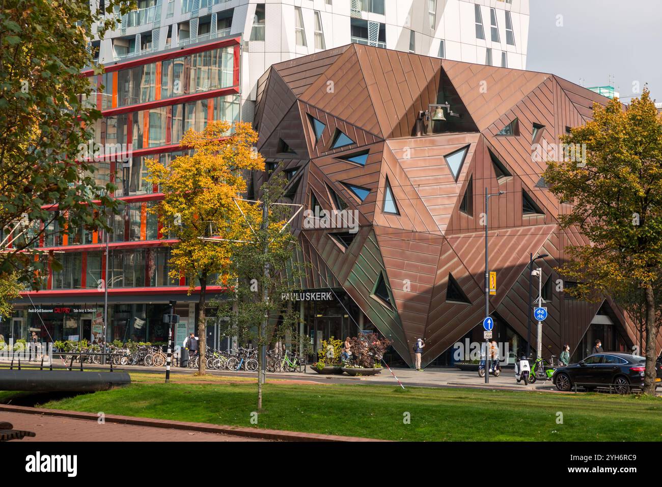 Rotterdam, NL - 10. Oktober 2021: Pauluskerk ist ein futuristisches Kirchengebäude, entworfen vom englischen Architekten will Alsop am Mauritsweg im Zentrum Stockfoto