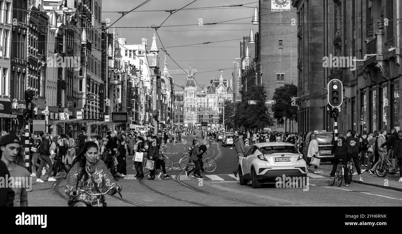 Amsterdam, NL, 10. OKT 2021: Die Damrak ist eine Straße im Zentrum von Amsterdam, Niederlande, die zwischen Amsterdam Centraal im Norden und Dam S verläuft Stockfoto