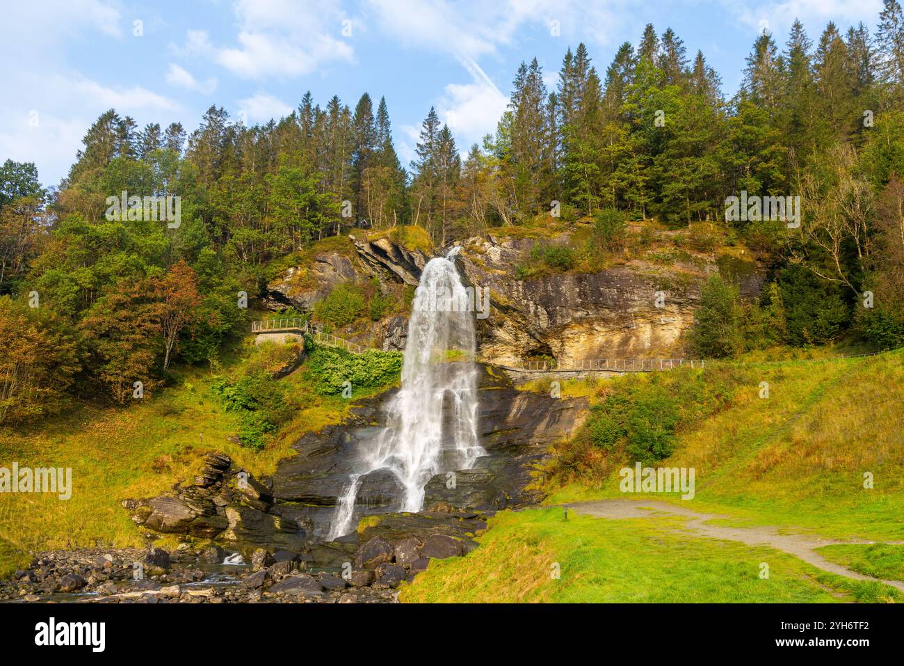 Steinsdalsfossen ist ein Wasserfall im Dorf Steine in der Gemeinde Kvam im Bezirk Hordaland im Westen Norwegens, ein beliebter Touristenort Stockfoto