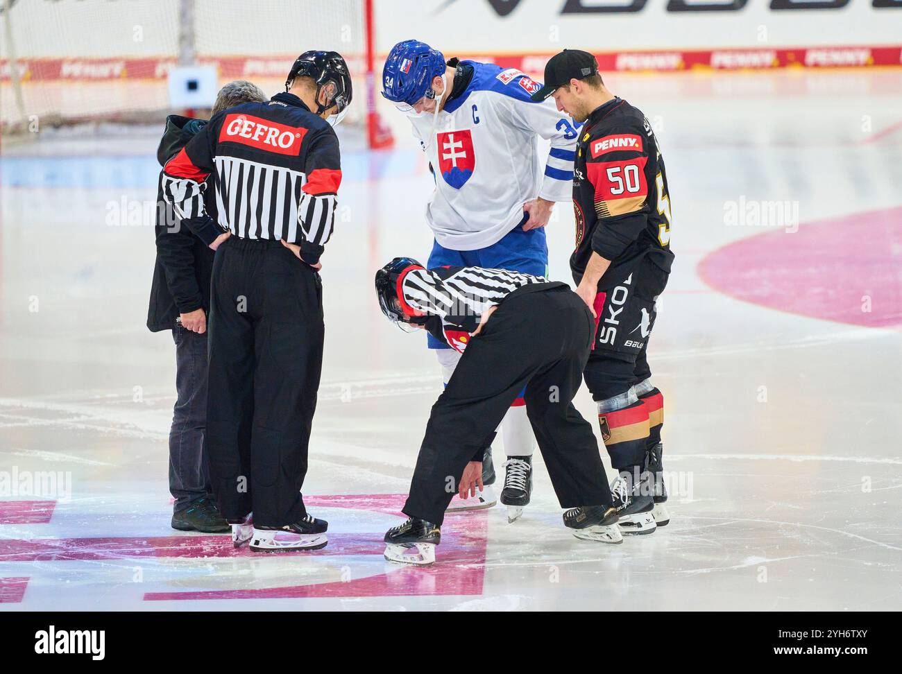 Landshut, Deutschland. November 2024. Schiedsrichter, Patrick HAGER Nr.50 aus Deutschland und Peter Cehlarik, SVK 34 prüfen nach einer Pause kurz nach dem Start beim Spiel DEUTSCHLAND - SLOWAKEI DEB EISHOCKEY DEUTSCHLAND CUP in Landshut, Deutschland, 9. November 2024, Saison 2024/2025. Fotograf: ddp Images/STAR-Images Credit: ddp Media GmbH/Alamy Live News Stockfoto