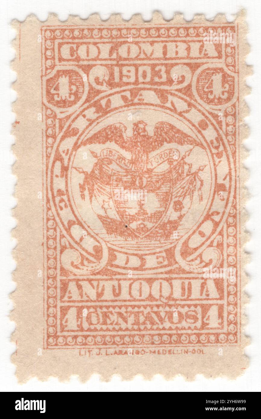 ANTIOQUIA - 1903: 4 Centavo gelb-braune Briefmarken mit dem Wappen. Antioquia, ursprünglich ein Staat, heute ein Departement der Republik Kolumbien mit Hauptstadt in Medellin Stockfoto