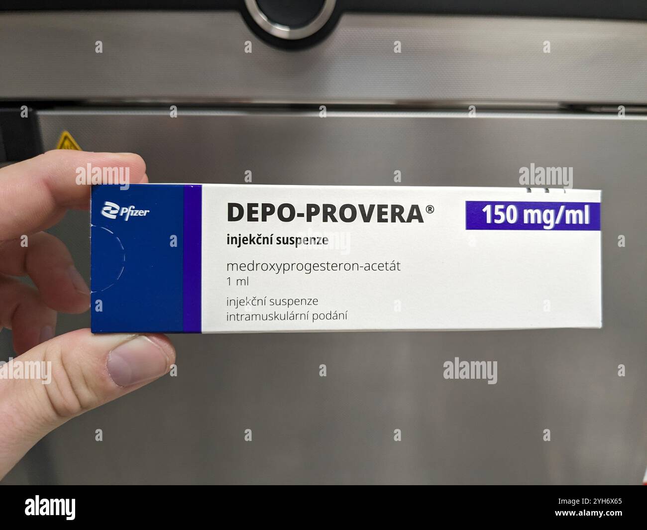 Prag, Tschechische Republik-26. Januar 2025: DEPO-PROVERA Box mit Medikamenten mit MEDROXYPROGESTERON Wirkstoff von PFIZER, zur Verhütung verwendet, bir Stockfoto