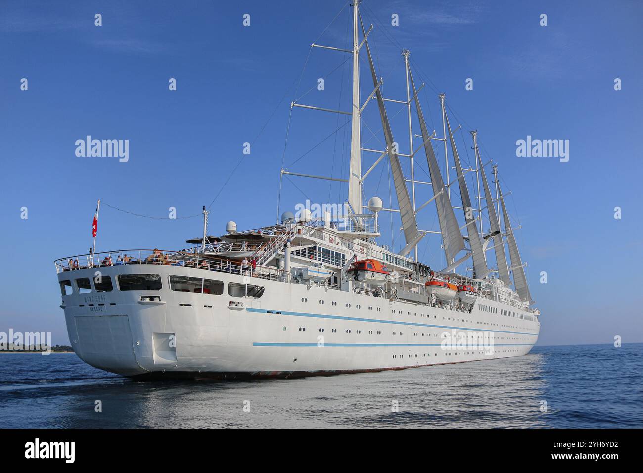 Mittelmeer, Spanien. 9. November 2024: Das fünf-Masten-Kreuzfahrtschiff WINDSURF, eines der größten Segelschiffe der Welt. Der riesige Staysail-Schoner, früher bekannt als CLUB MED 1, segelt in Richtung des spanischen Hafens Cadiz, um das Trockendock der Navantia Werft für die erste Phase umfangreicher Renovierungen (öffentliche Bereiche neu gestaltet, Suiten/Kabinen modernisiert, Dekorationen aktualisiert, neue Atmosphäre) zu betreten. Windstar Cruises hat ein mehrjähriges Projekt zur Neugestaltung und Modernisierung seiner Yachten der Windklasse gestartet: Wind Star, Wind Spirit & Wind Surf (Flaggschiff der Flotte). Quelle: Kevin Izorce/Alamy Live News Stockfoto