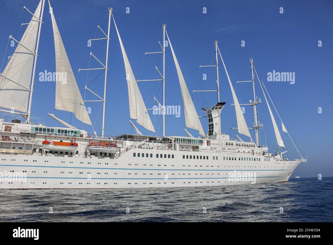 Mittelmeer, Spanien. 9. November 2024: Das fünf-Masten-Kreuzfahrtschiff WINDSURF, eines der größten Segelschiffe der Welt. Der riesige Staysail-Schoner, früher bekannt als CLUB MED 1, segelt in Richtung des spanischen Hafens Cadiz, um das Trockendock der Navantia Werft für die erste Phase umfangreicher Renovierungen (öffentliche Bereiche neu gestaltet, Suiten/Kabinen modernisiert, Dekorationen aktualisiert, neue Atmosphäre) zu betreten. Windstar Cruises hat ein mehrjähriges Projekt zur Neugestaltung und Modernisierung seiner Yachten der Windklasse gestartet: Wind Star, Wind Spirit & Wind Surf (Flaggschiff der Flotte). Quelle: Kevin Izorce/Alamy Live News Stockfoto