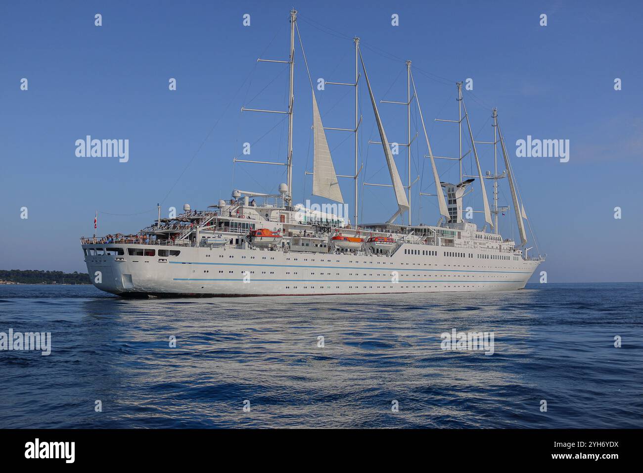 Mittelmeer, Spanien. 9. November 2024: Das fünf-Masten-Kreuzfahrtschiff WINDSURF, eines der größten Segelschiffe der Welt. Der riesige Staysail-Schoner, früher bekannt als CLUB MED 1, segelt in Richtung des spanischen Hafens Cadiz, um das Trockendock der Navantia Werft für die erste Phase umfangreicher Renovierungen (öffentliche Bereiche neu gestaltet, Suiten/Kabinen modernisiert, Dekorationen aktualisiert, neue Atmosphäre) zu betreten. Windstar Cruises hat ein mehrjähriges Projekt zur Neugestaltung und Modernisierung seiner Yachten der Windklasse gestartet: Wind Star, Wind Spirit & Wind Surf (Flaggschiff der Flotte). Quelle: Kevin Izorce/Alamy Live News Stockfoto