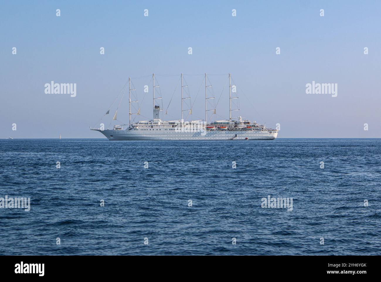 Mittelmeer, Spanien. 9. November 2024: Das fünf-Masten-Kreuzfahrtschiff WINDSURF, eines der größten Segelschiffe der Welt. Der riesige Staysail-Schoner, früher bekannt als CLUB MED 1, segelt in Richtung des spanischen Hafens Cadiz, um das Trockendock der Navantia Werft für die erste Phase umfangreicher Renovierungen (öffentliche Bereiche neu gestaltet, Suiten/Kabinen modernisiert, Dekorationen aktualisiert, neue Atmosphäre) zu betreten. Windstar Cruises hat ein mehrjähriges Projekt zur Neugestaltung und Modernisierung seiner Yachten der Windklasse gestartet: Wind Star, Wind Spirit & Wind Surf (Flaggschiff der Flotte). Quelle: Kevin Izorce/Alamy Live News Stockfoto