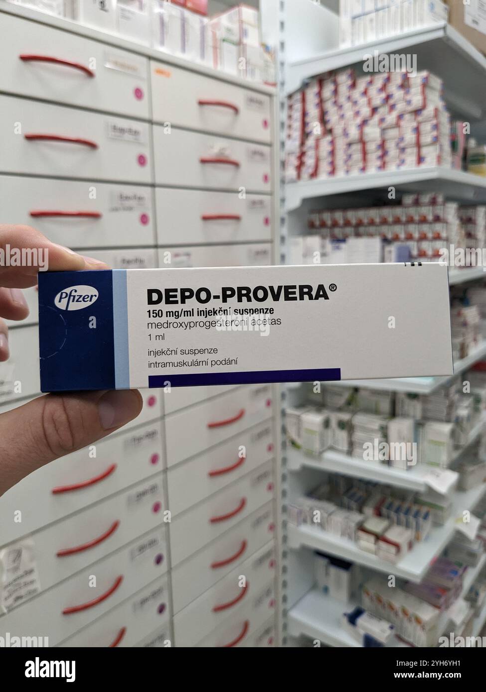 Prag, Tschechische Republik-26. Januar 2025: DEPO-PROVERA Box mit Medikamenten mit MEDROXYPROGESTERON Wirkstoff von PFIZER, zur Verhütung verwendet, bir Stockfoto
